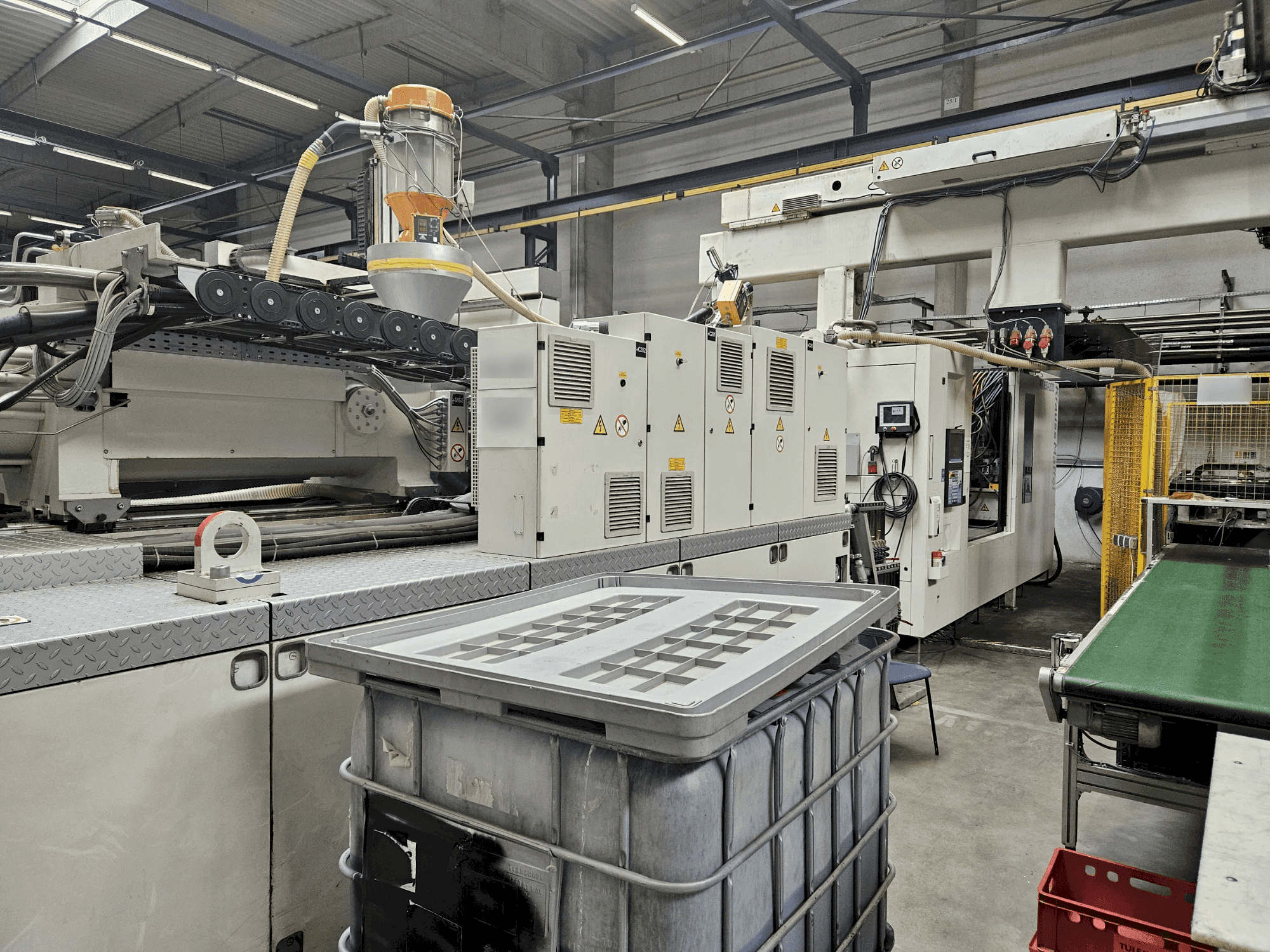 A Krauss Maffei 850-12000 MX gép elölnézete