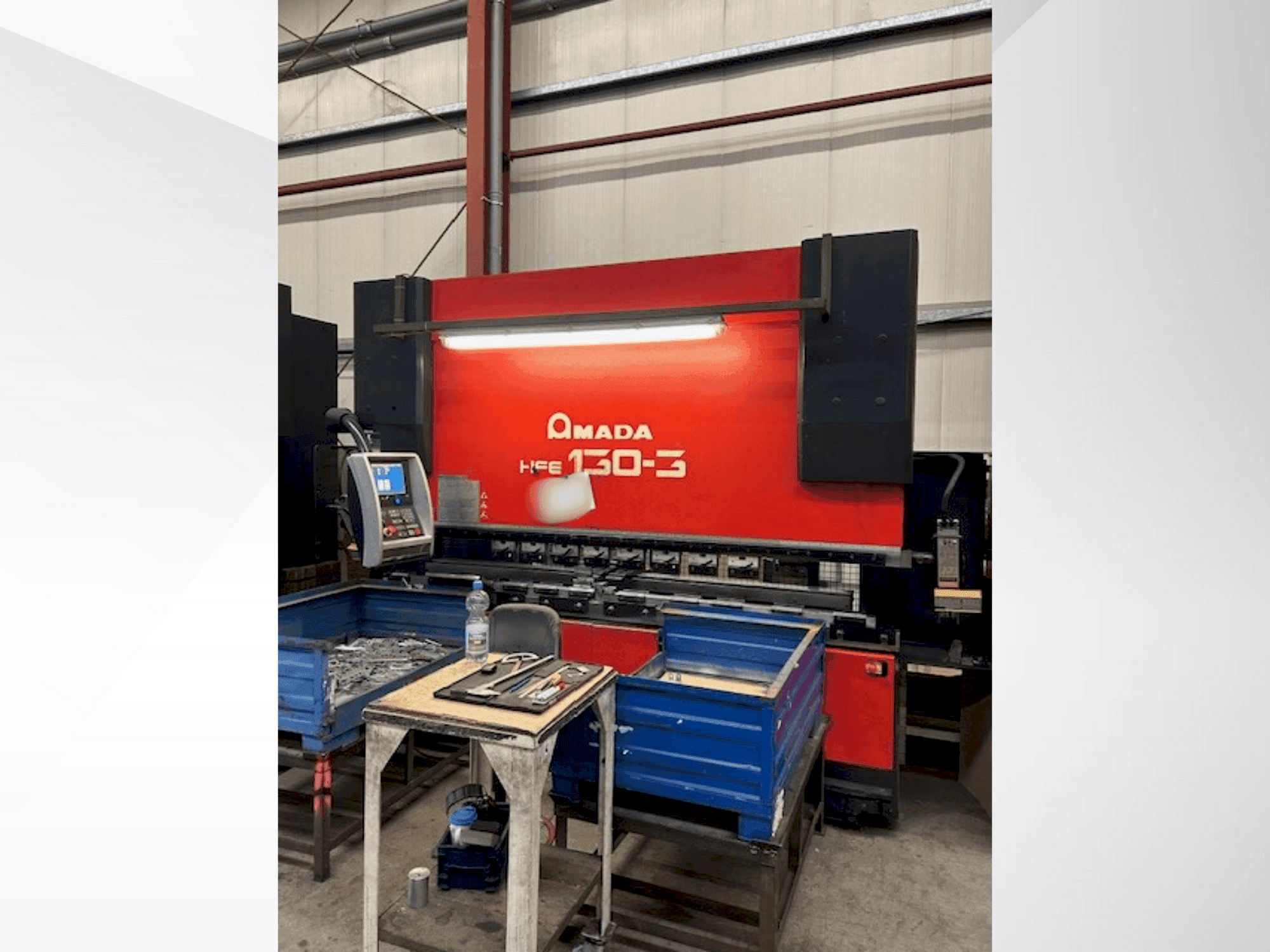 A AMADA HFE 130-3 gép elölnézete
