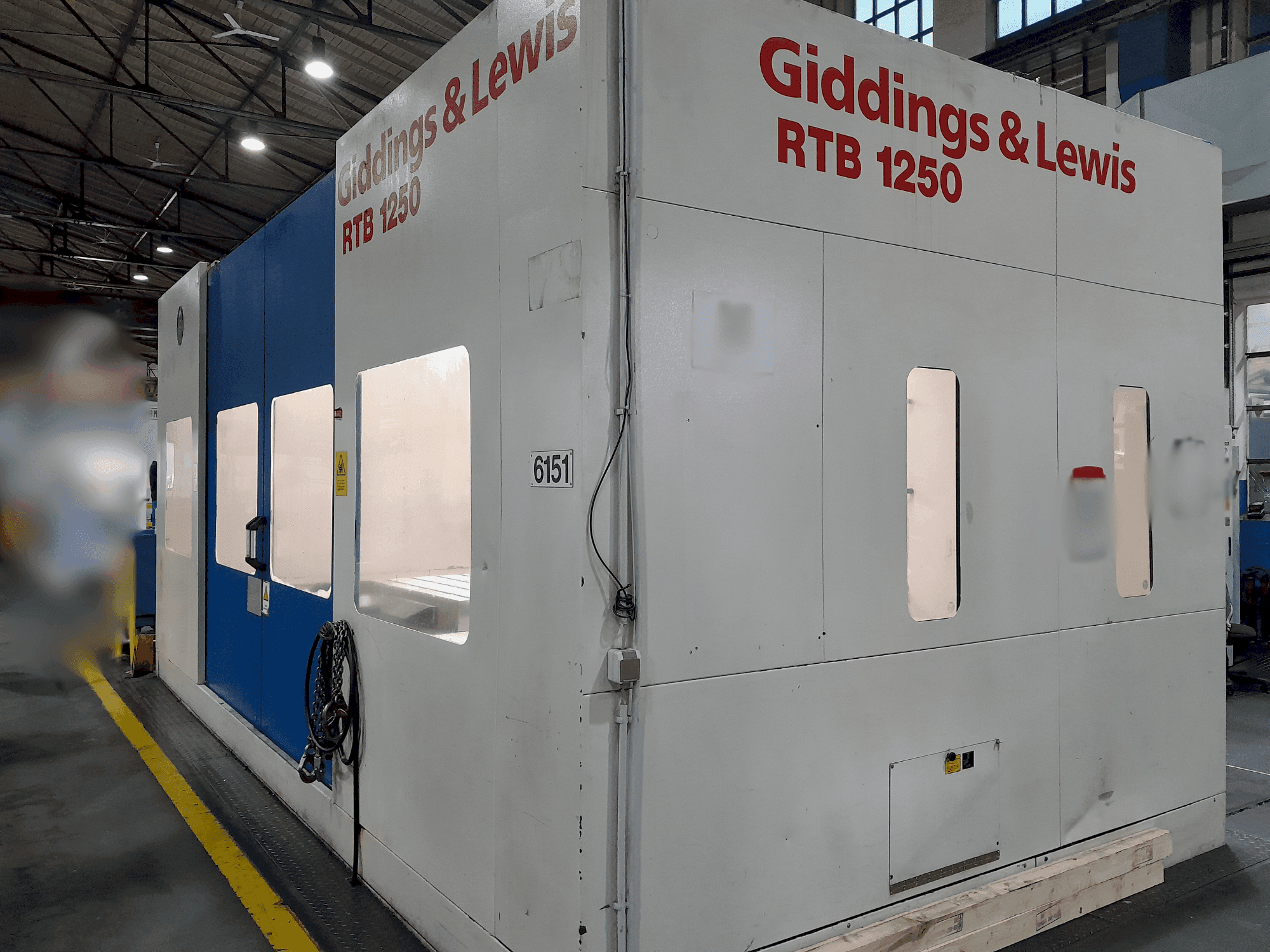 A GIDDINGS & LEWIS HMC 410 RTB 1250 gép elölnézete