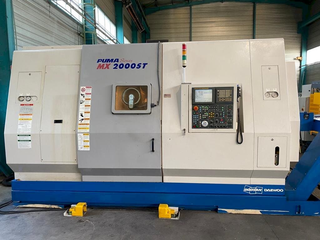 A Doosan PUMA MX 2000 ST gép elölnézete