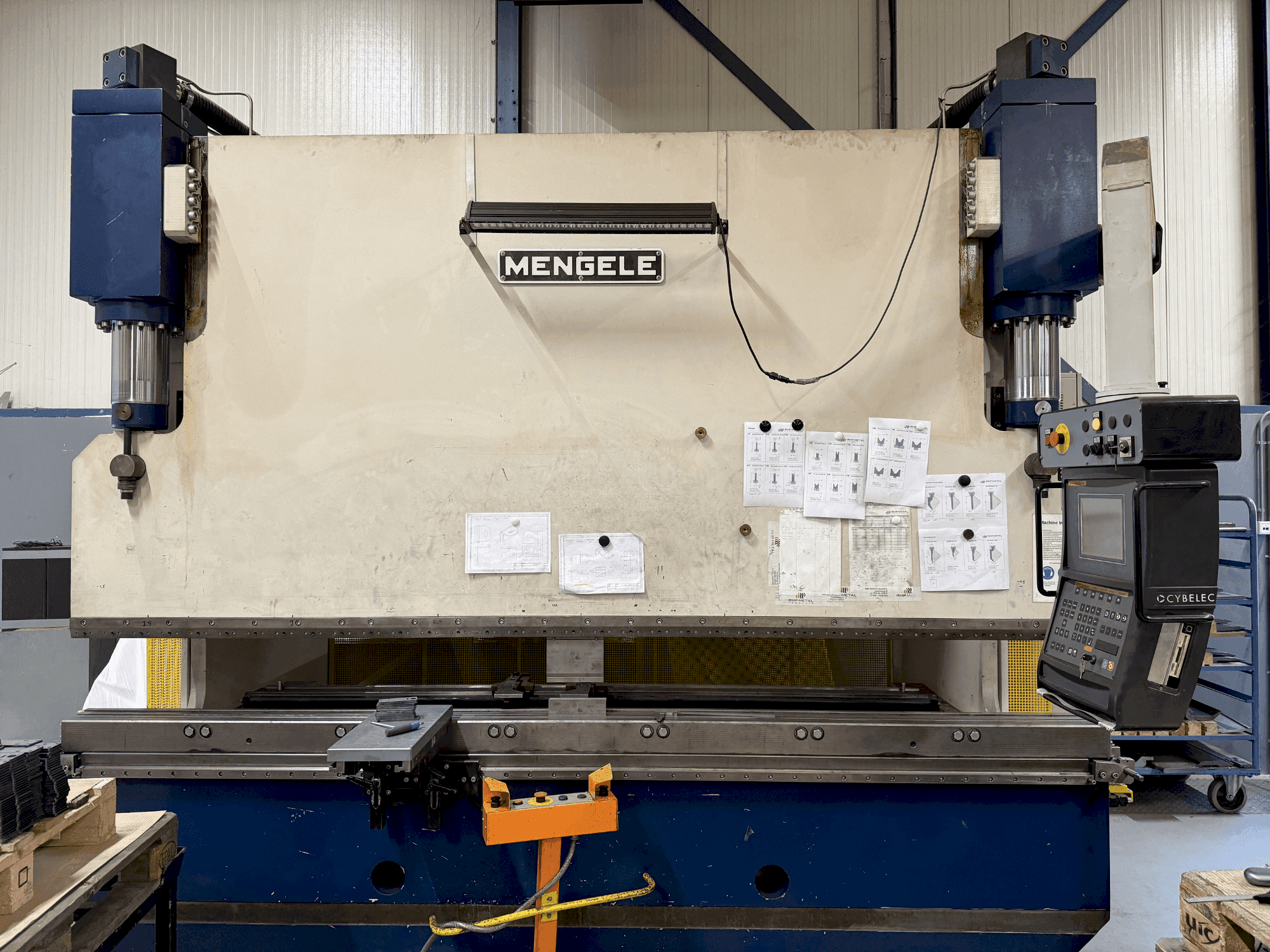 A MENGELE HB175-30/35 gép elölnézete