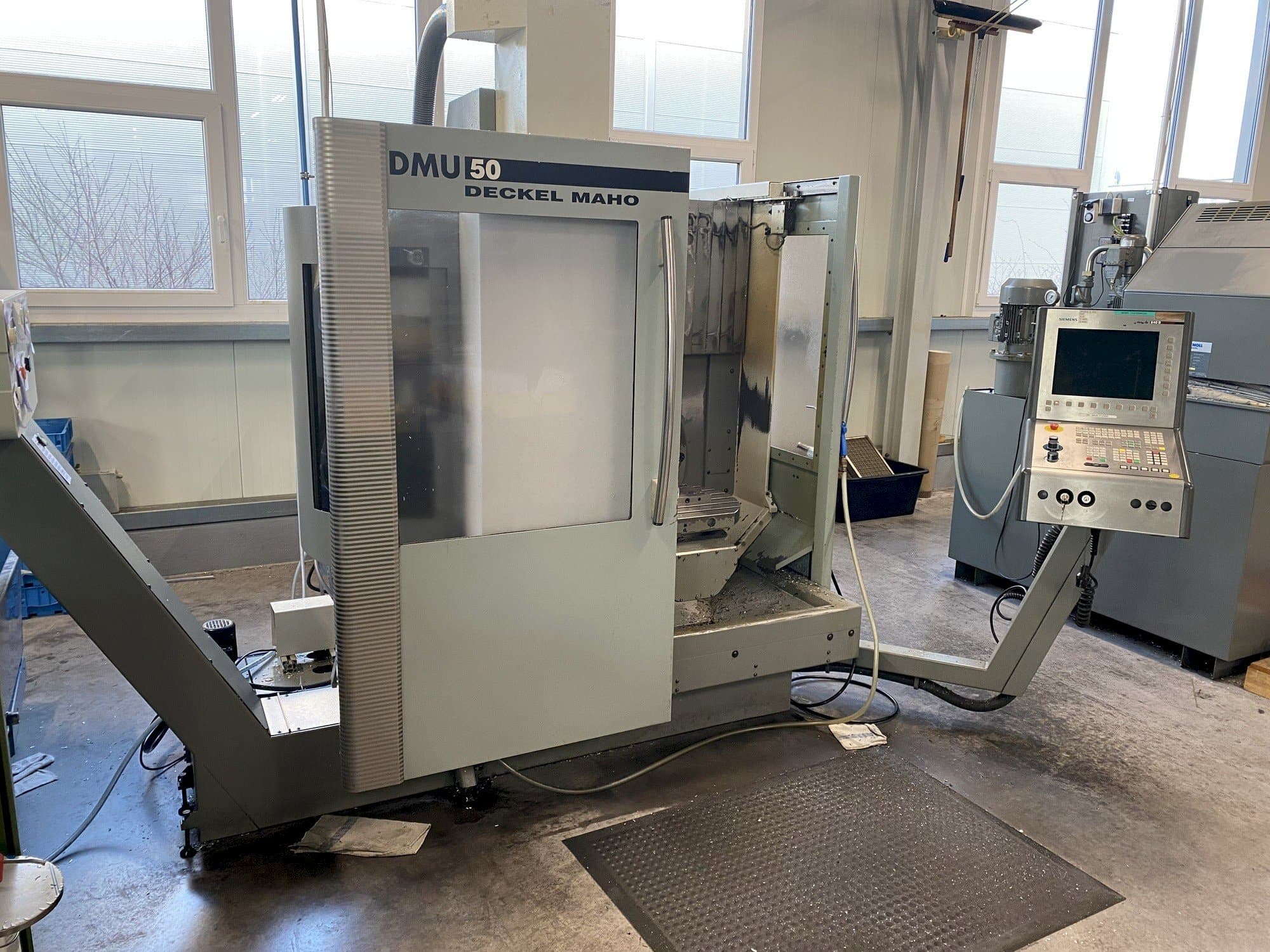 A DECKEL MAHO DMU 50 gép elölnézete