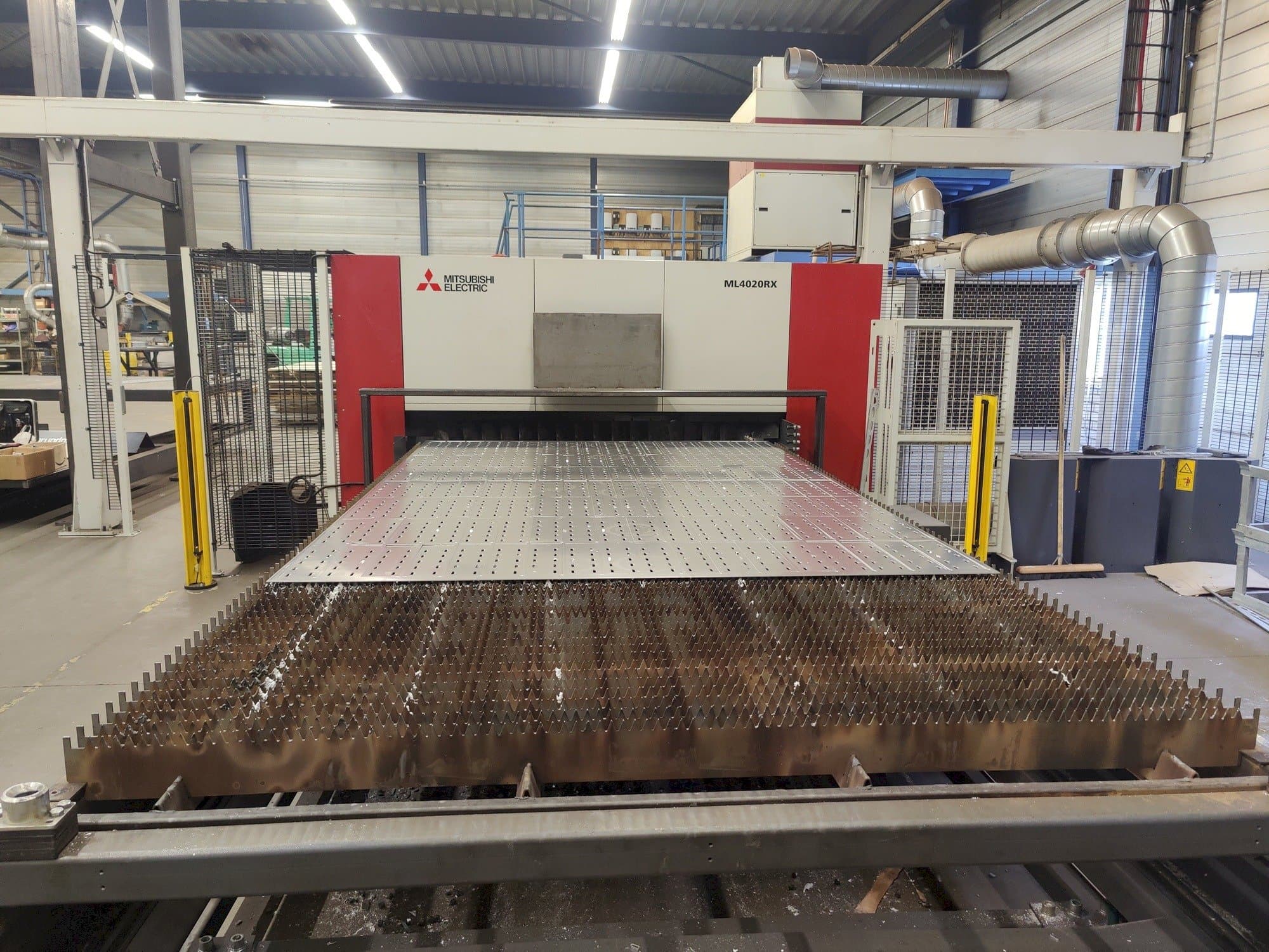 A Mitsubishi ML4020RX-F60 6,0kW CO2 gép elölnézete