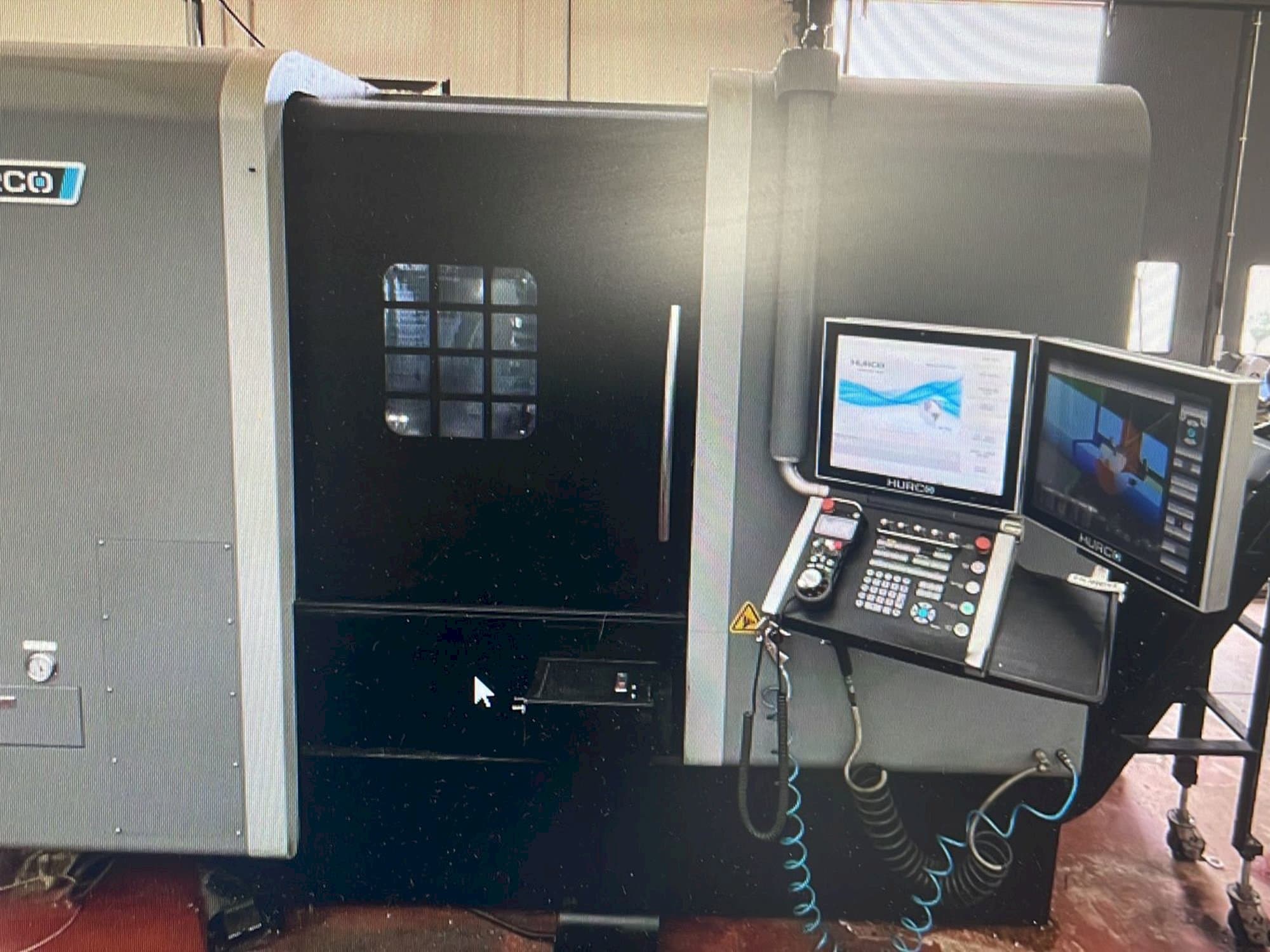 A Hurco TMX8MYSi gép elölnézete