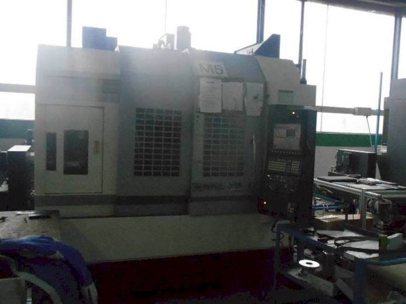A Okuma GENOS M560R-V gép elölnézete