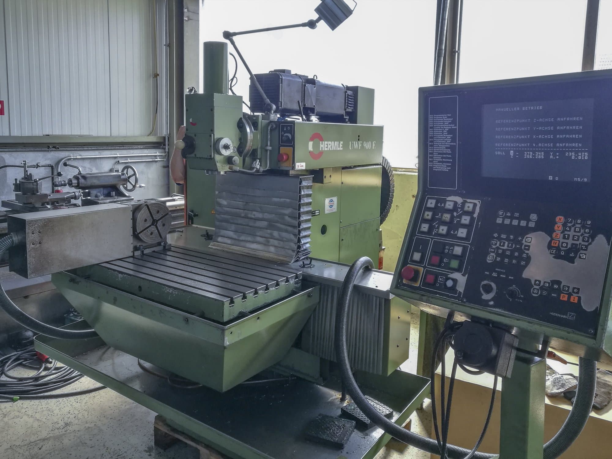 A HERMLE UWF 900 E  gép jobb nézete