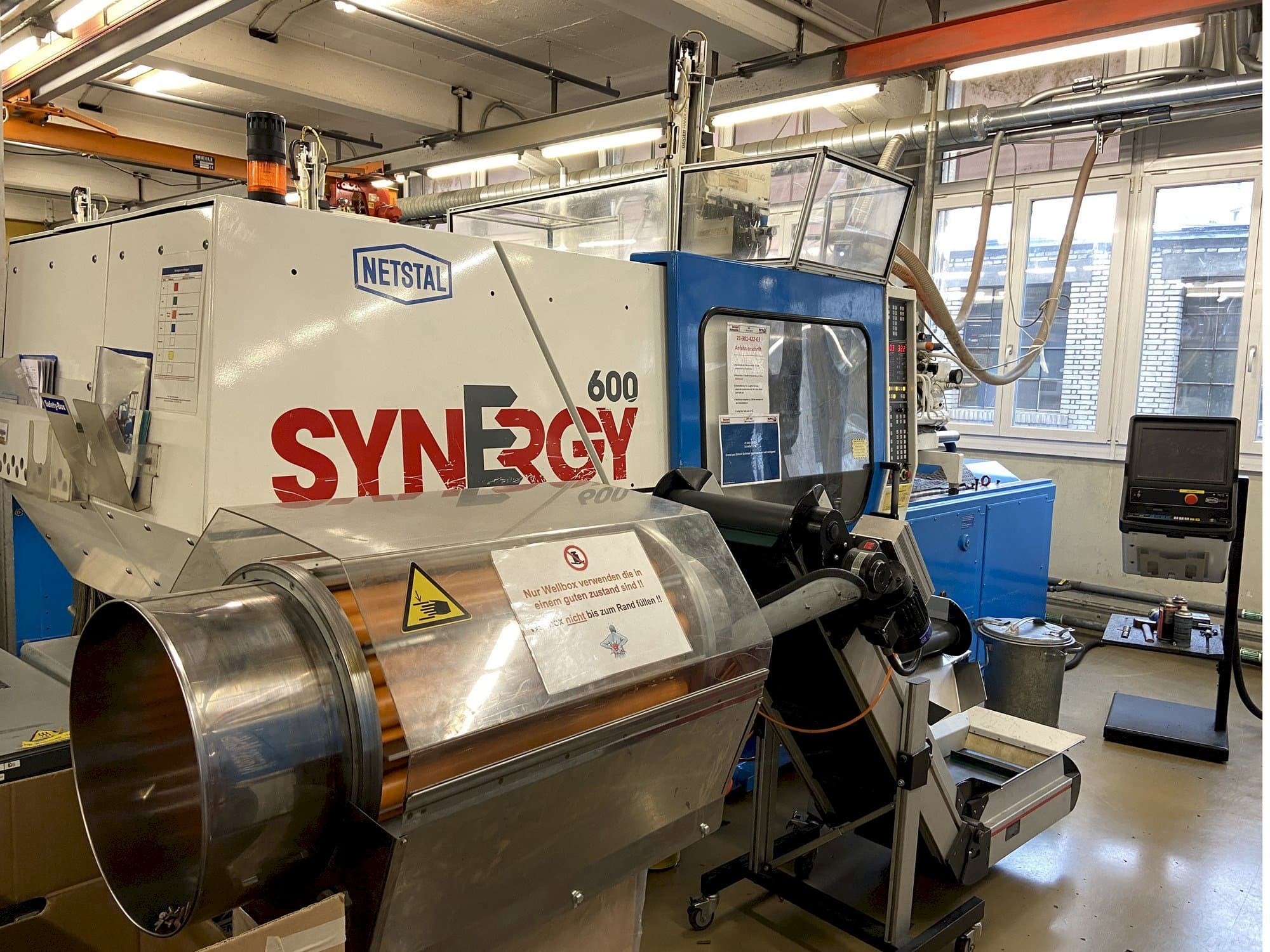 A Netstal SYNERGY 600-60 gép elölnézete