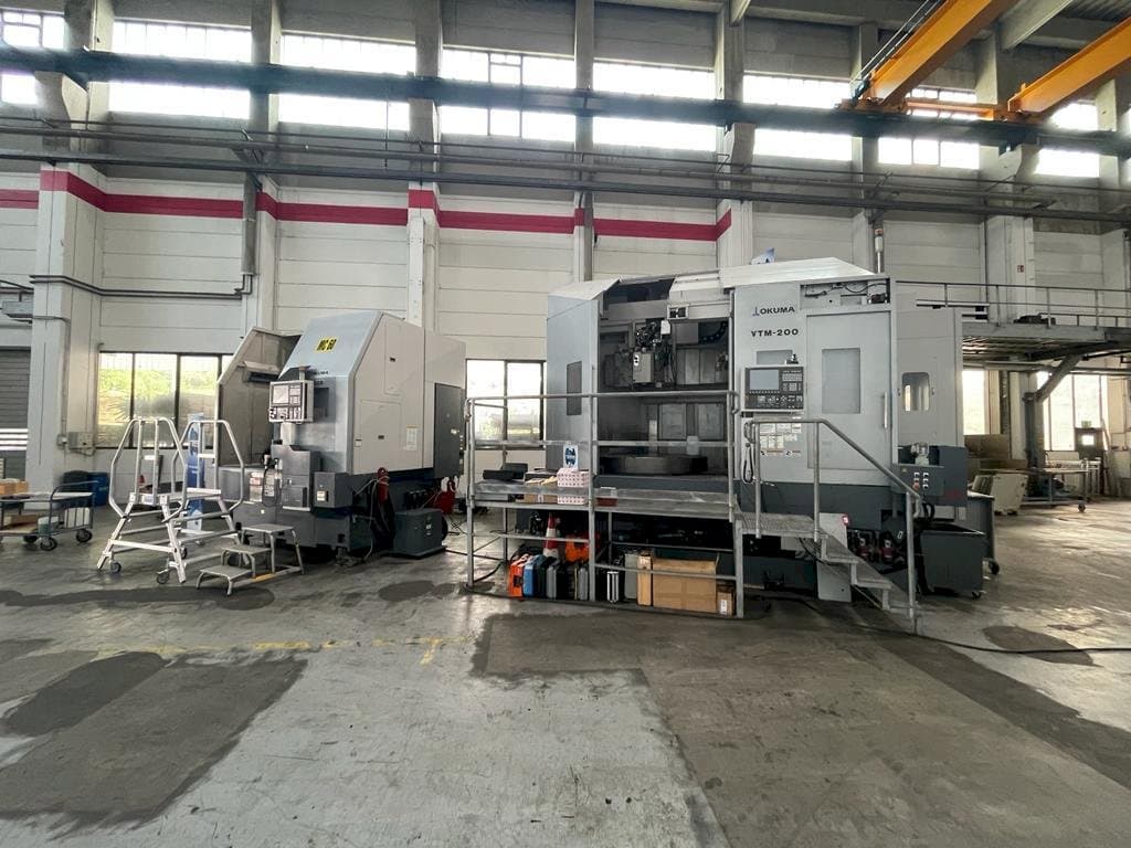 A Okuma VTM-200 1ST gép elölnézete