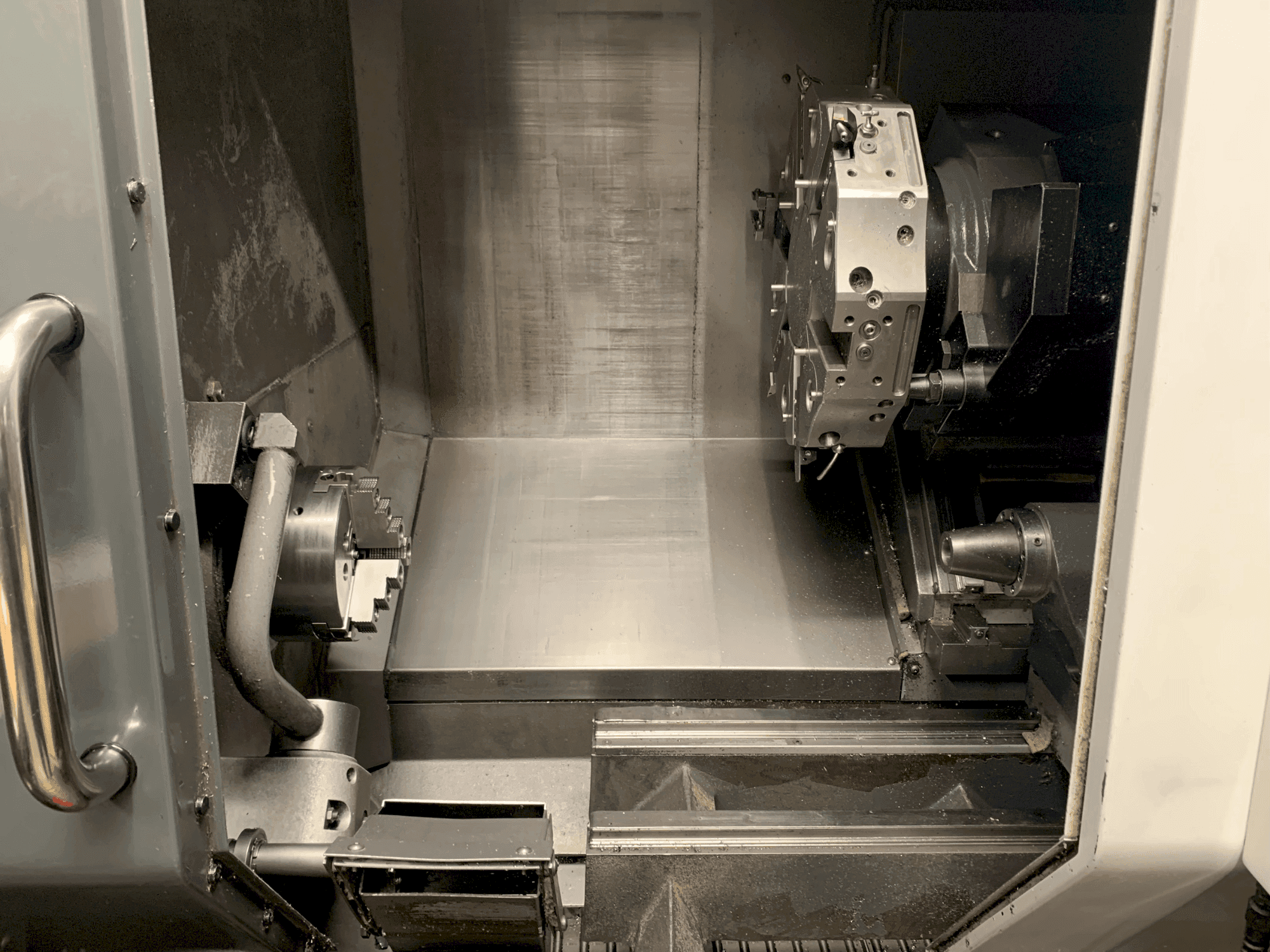 A HAAS ST-20Y gép elölnézete