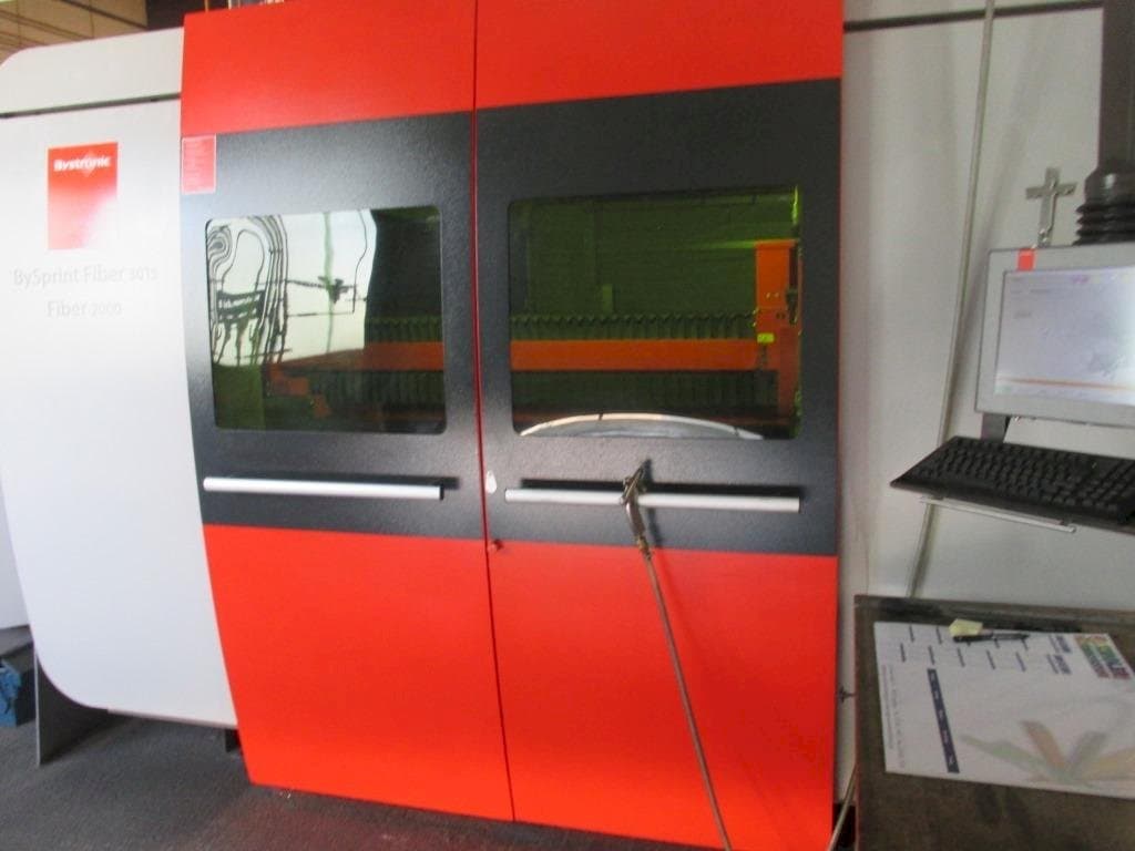 A Bystronic BySprint Fiber 3015 gép elölnézete