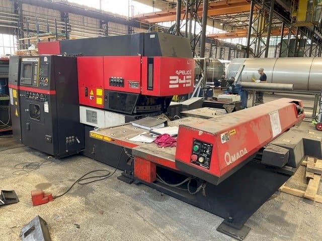 A AMADA Apelio II 245 gép elölnézete