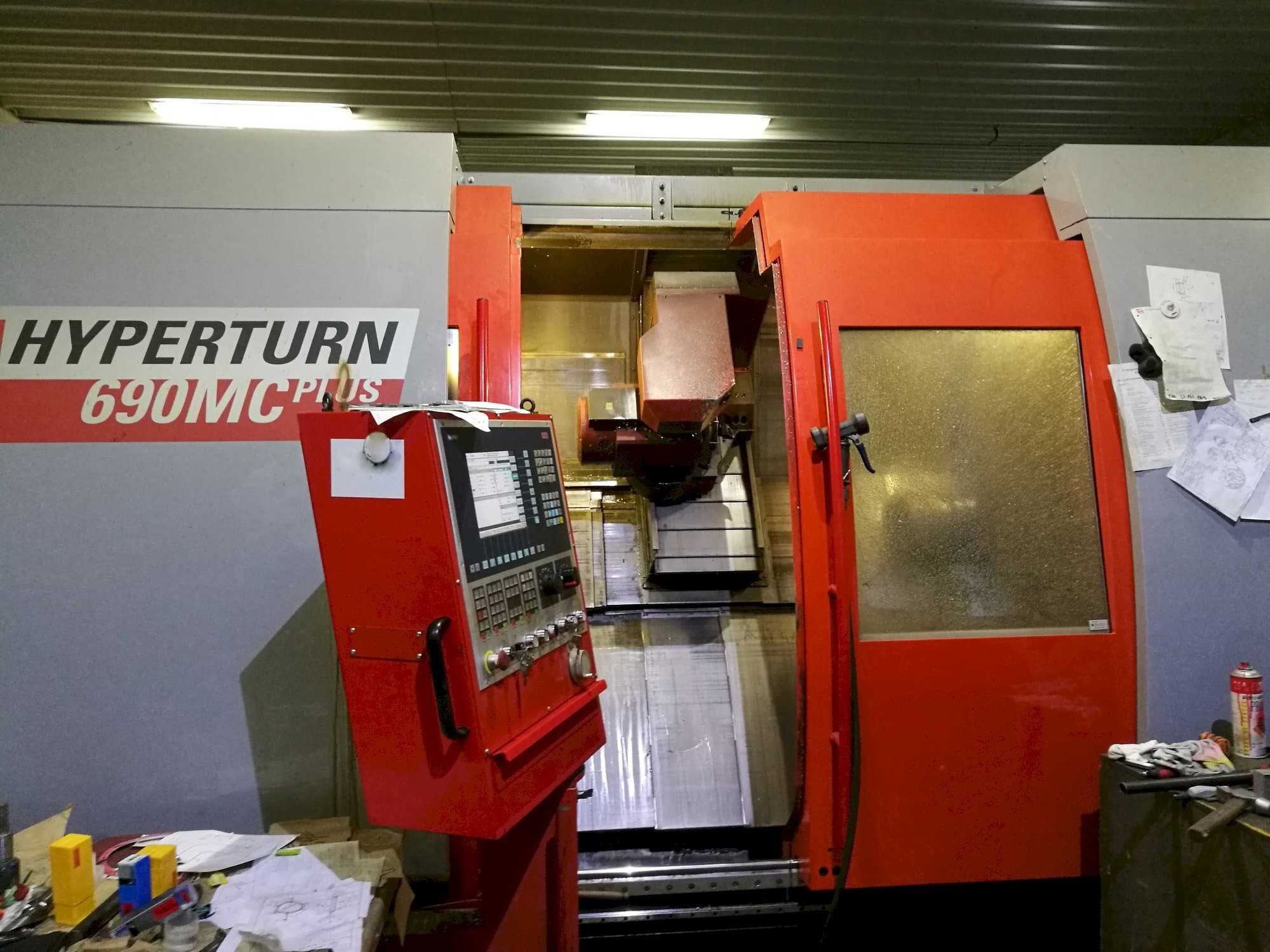 A EMCO Hyperturn 690MC Plus B gép elölnézete