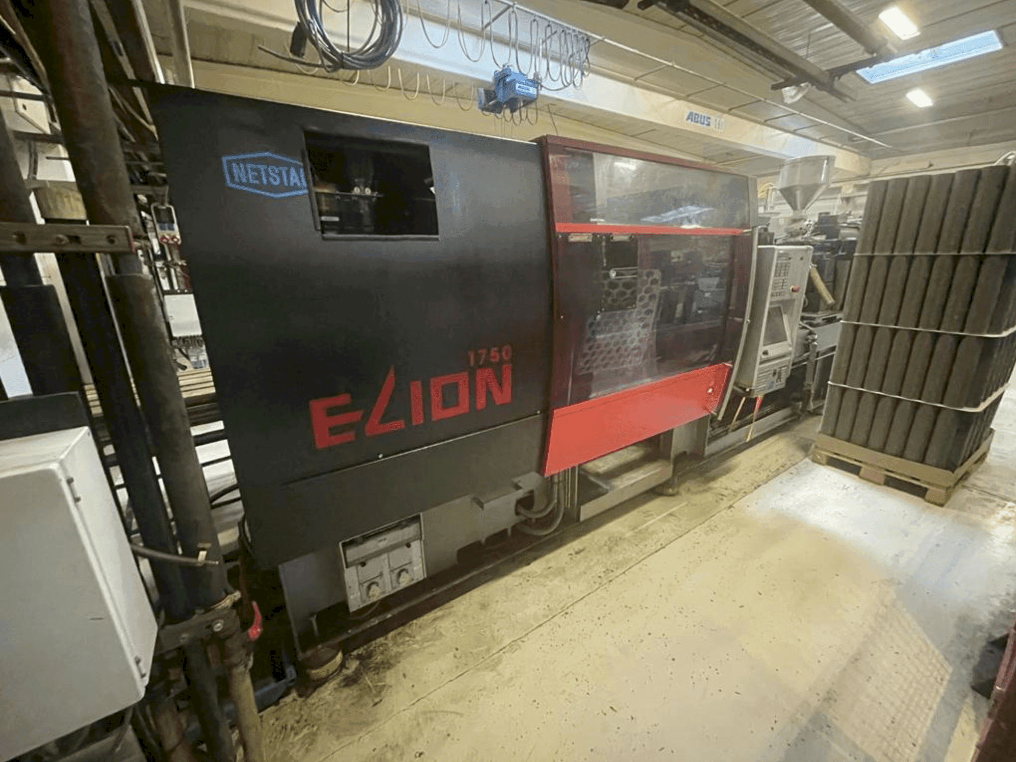 A Netstal Elion 1750-840 gép elölnézete