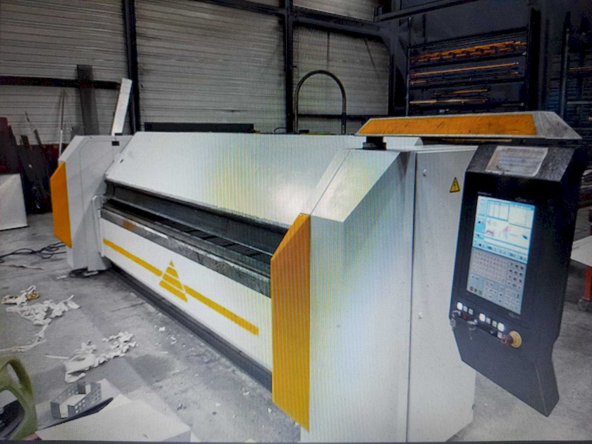 A RAS 73.40 flexibend gép elölnézete