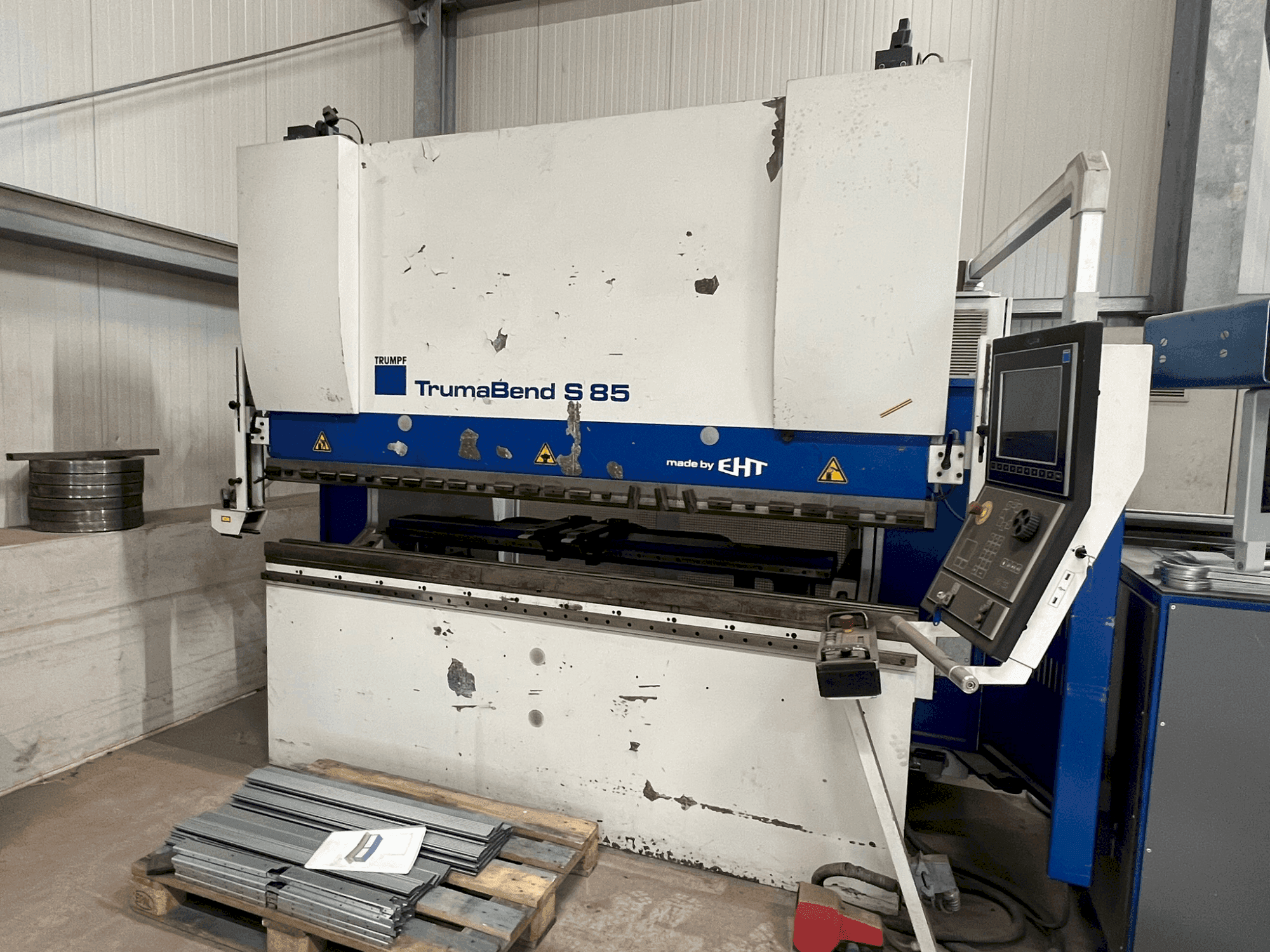 A TRUMPF TrumaBend S 85 - 25 gép elölnézete