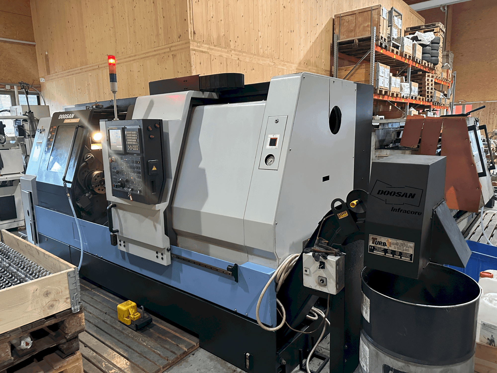 A DOOSAN Puma 2500XLY gép elölnézete