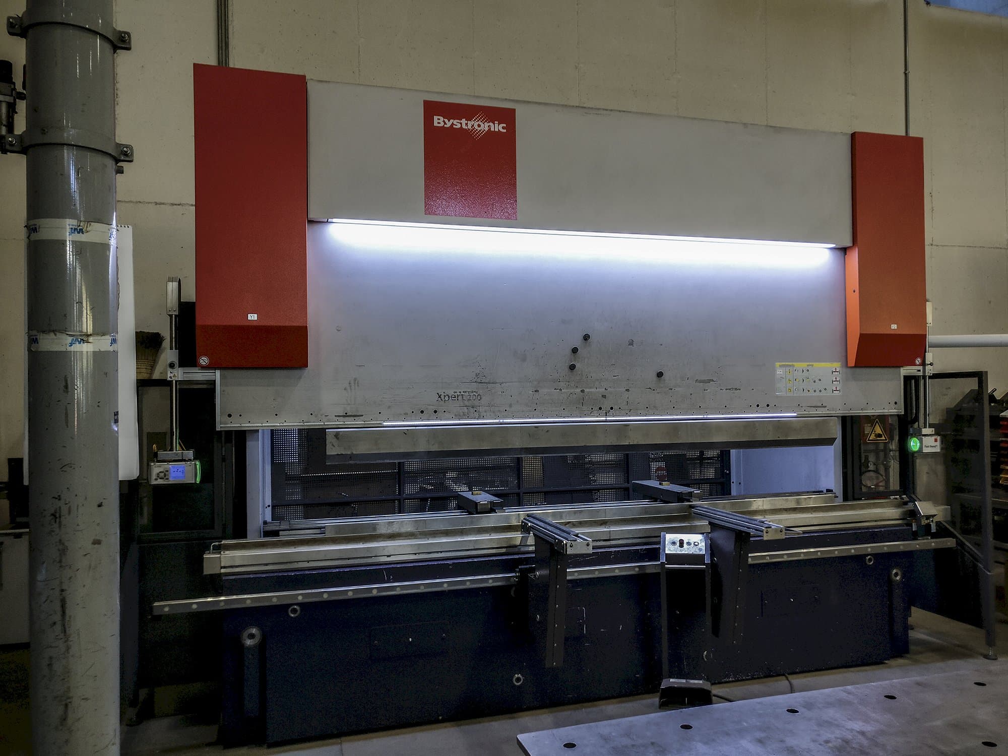 A Bystronic Xpert 200x4100 gép elölnézete