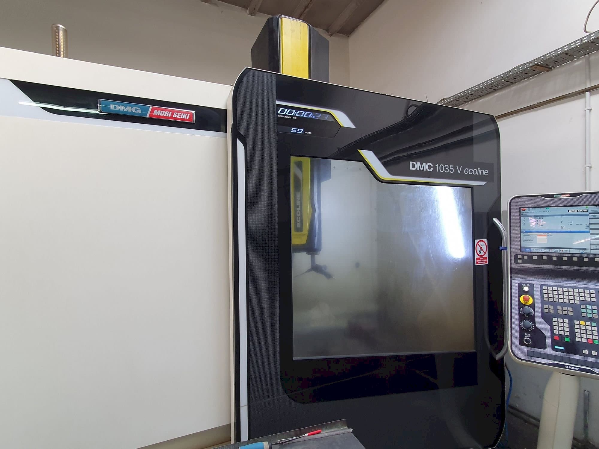 A DMG MORI DMC 1035V Ecoline  gép elölnézete