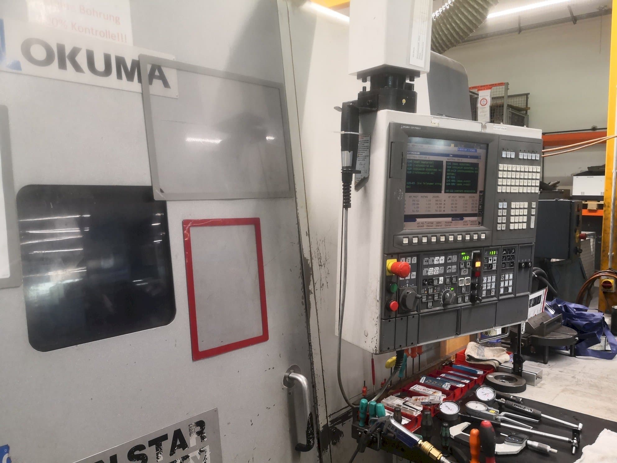 A Okuma LT 300 MY gép elölnézete