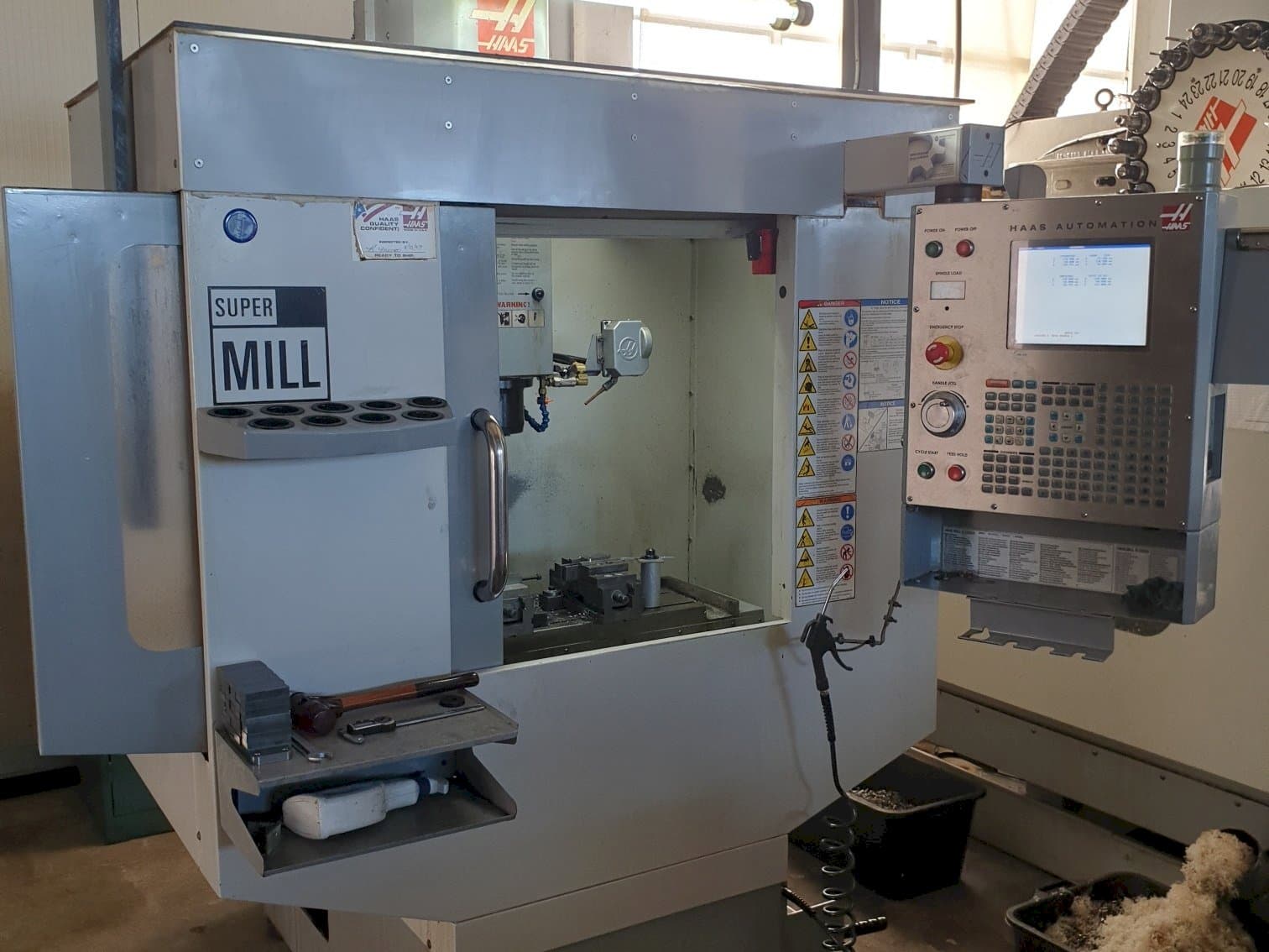 A HAAS SUPER MINI MILL  gép elölnézete
