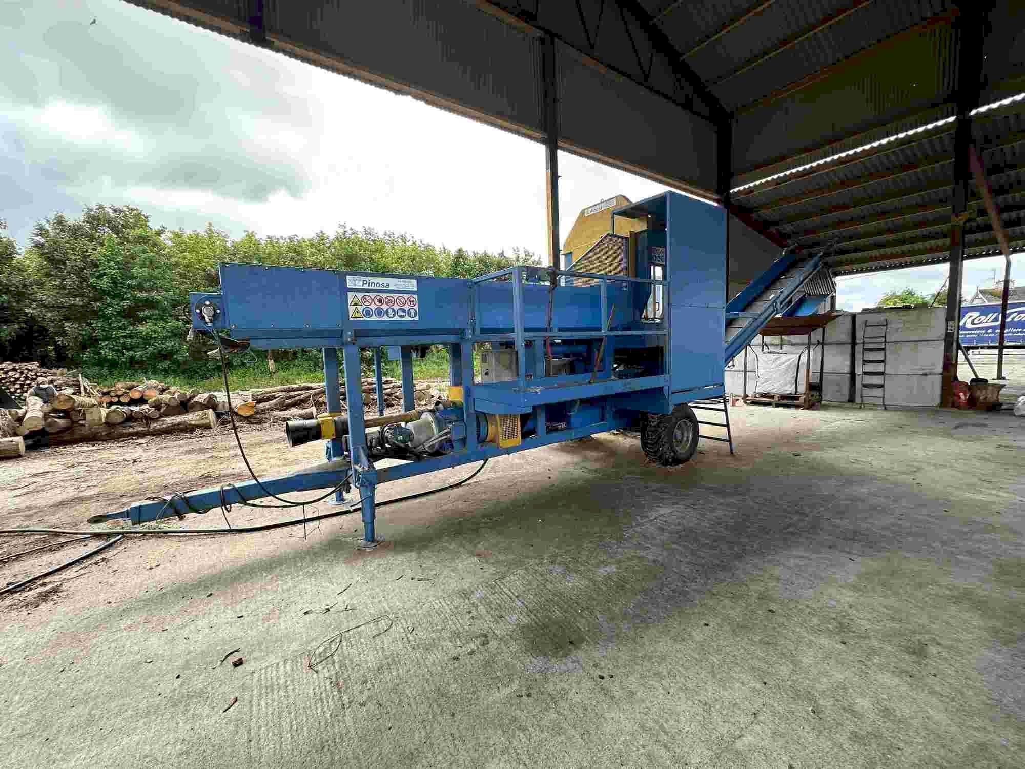 A PINOSA CPE 1200  gép elölnézete