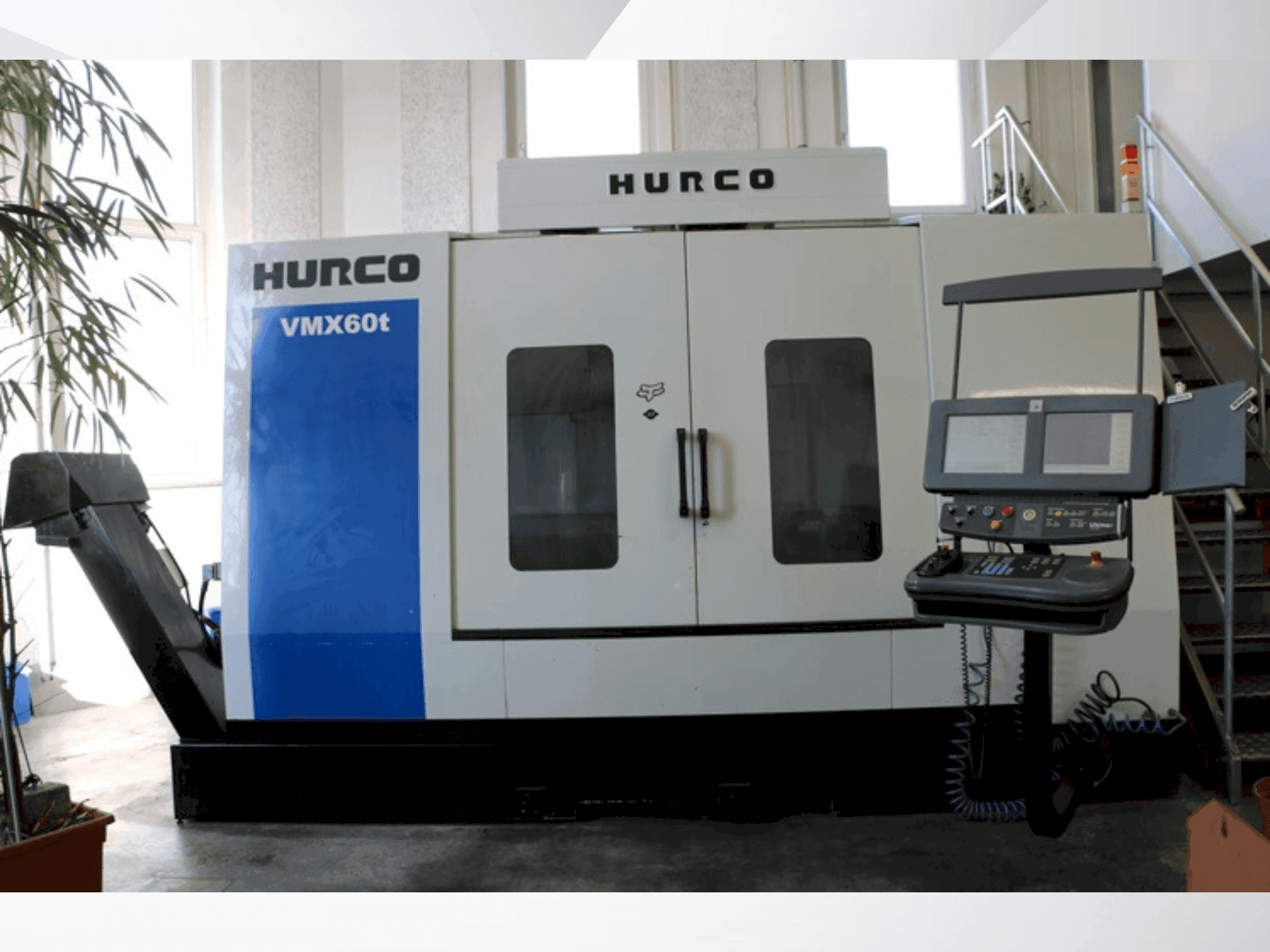 A Hurco VMX60/40T gép elölnézete