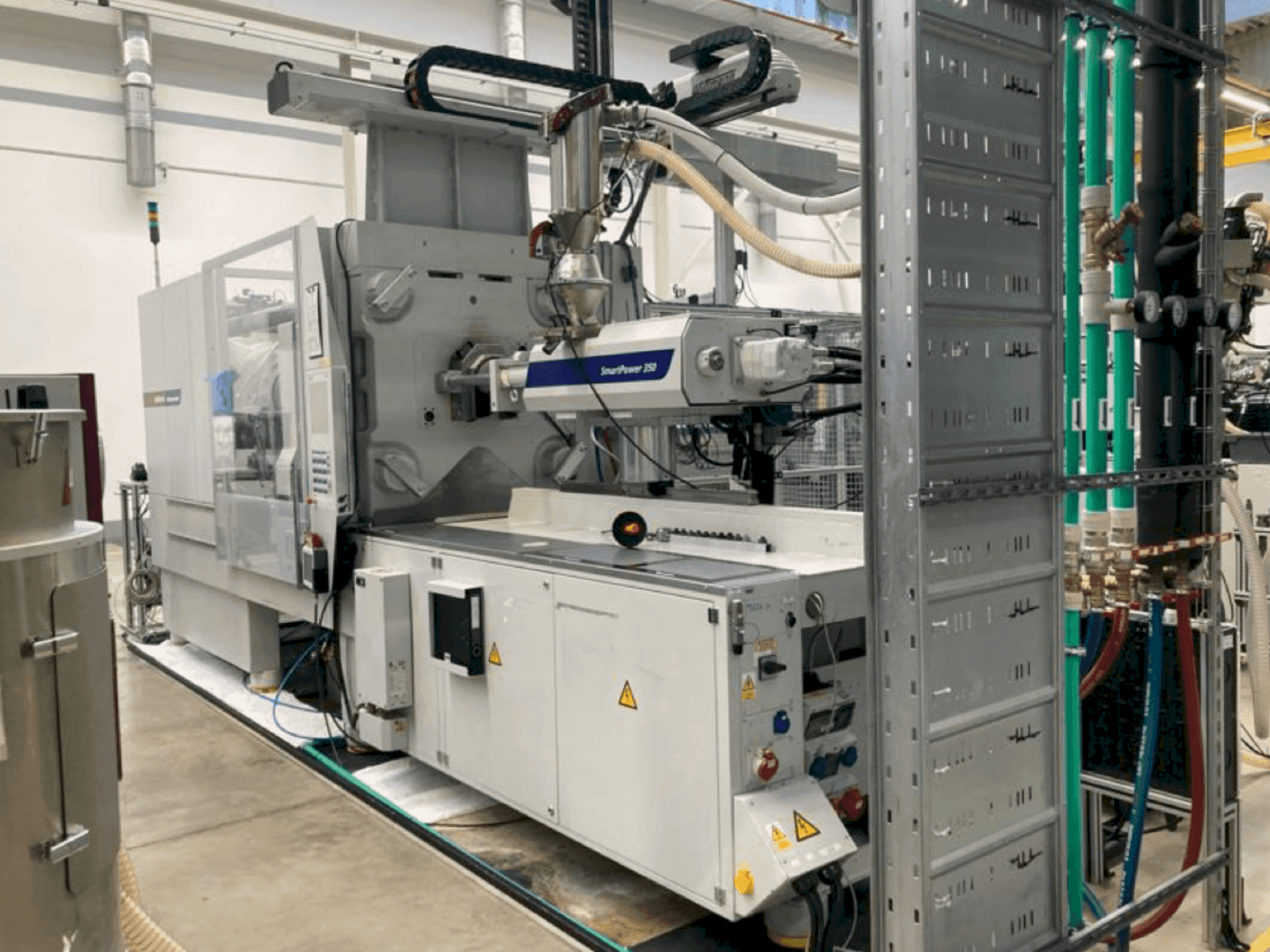A WITTMANN Battenfeld SmartPower 350/1000 UNILOG BGP gép elölnézete