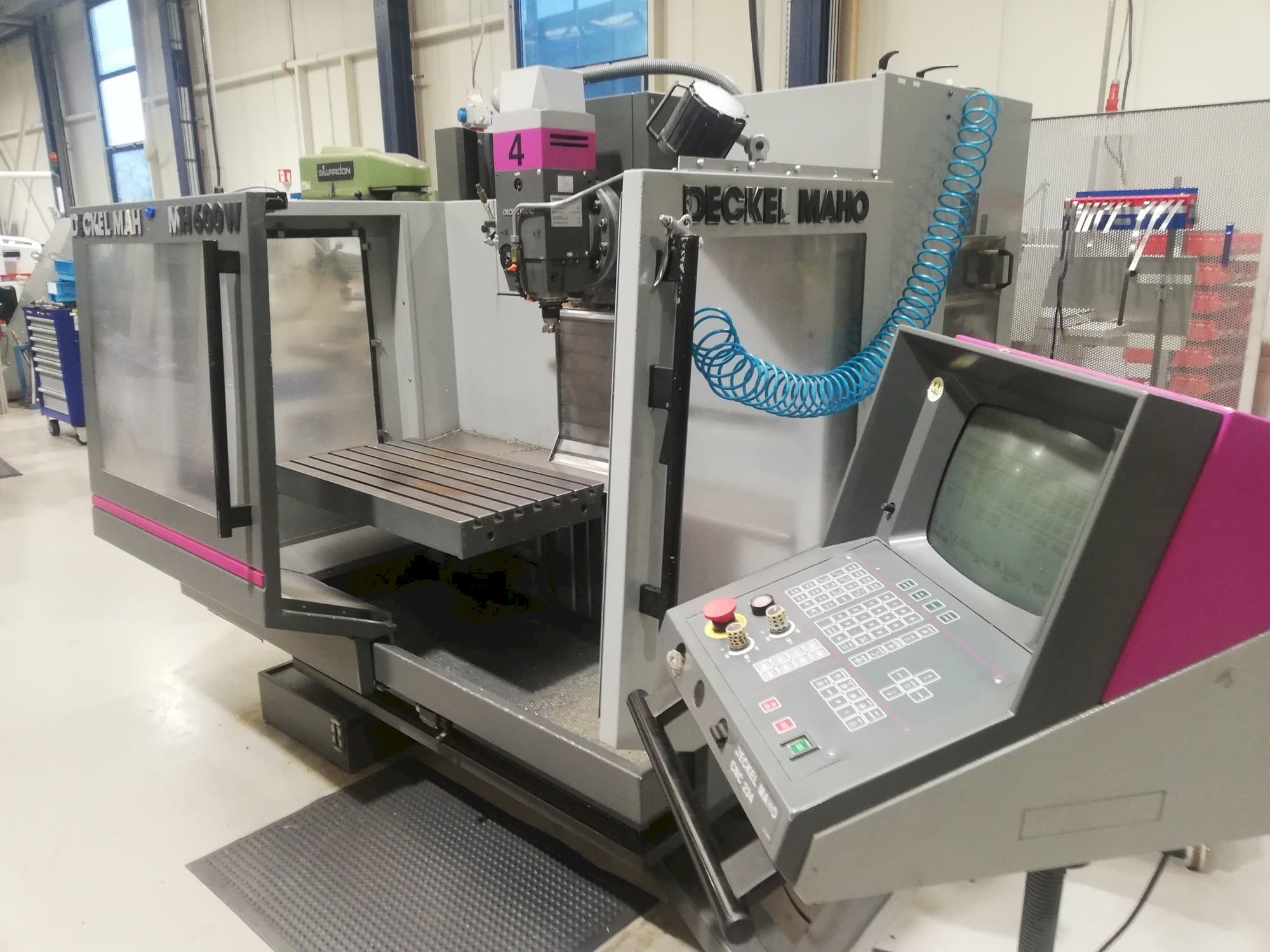 A DECKEL MAHO MH 600W gép elölnézete