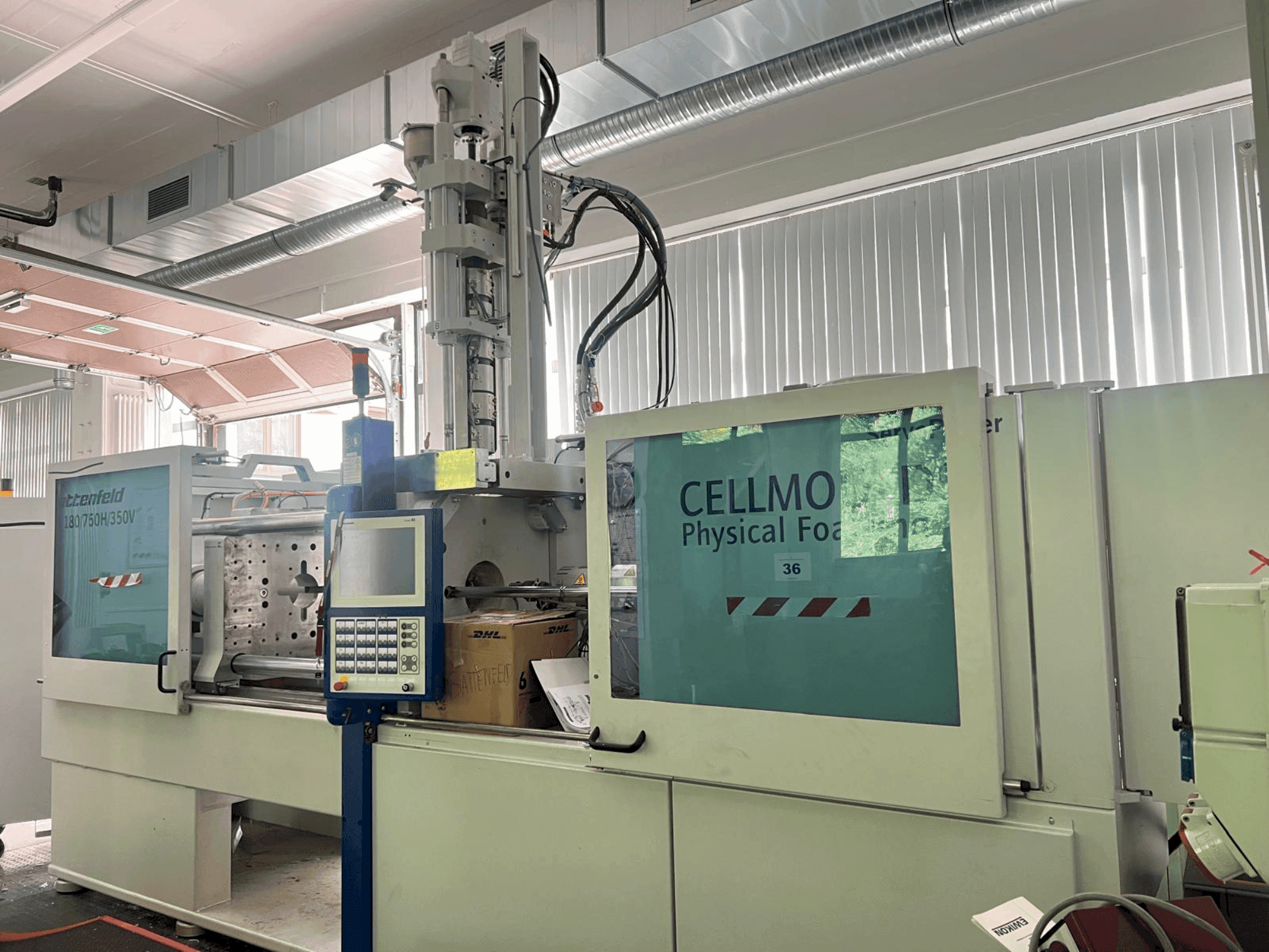 A WITTMANN Battenfeld HM 180/750H/350V  gép elölnézete