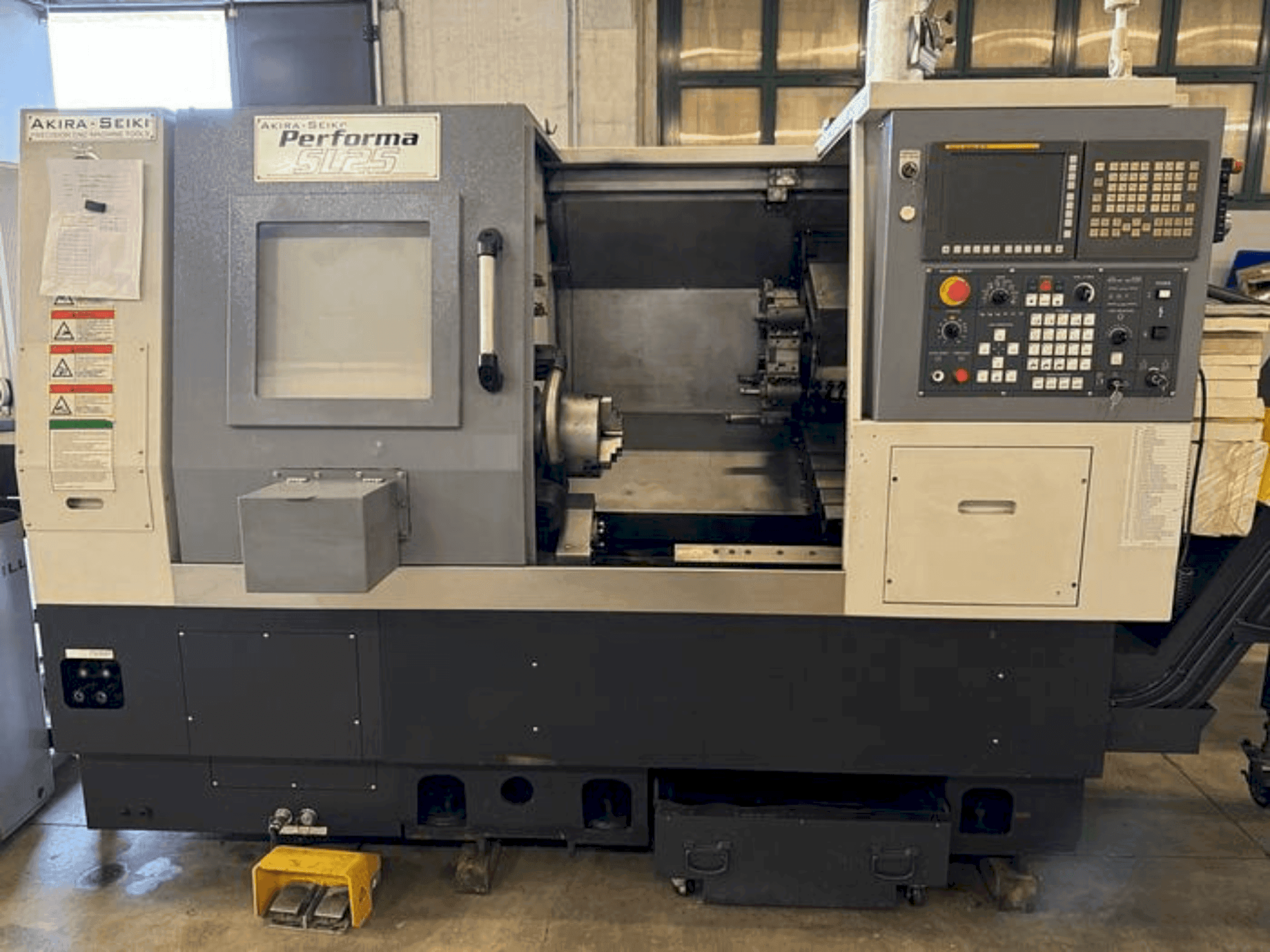 A Akira Seiki Performa SL25 gép elölnézete