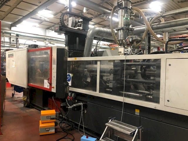 A FERROMATIK MILACRON K320 gép elölnézete