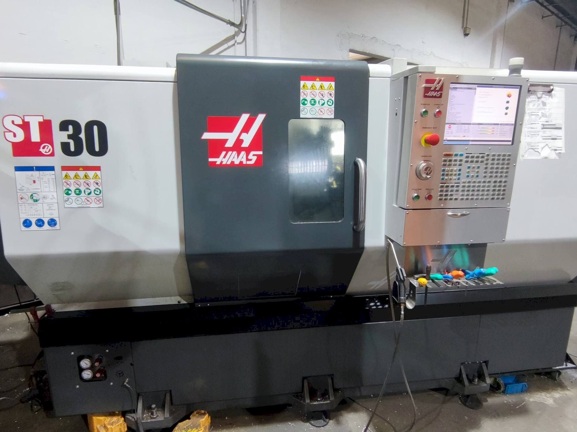 A HAAS ST-30 gép elölnézete