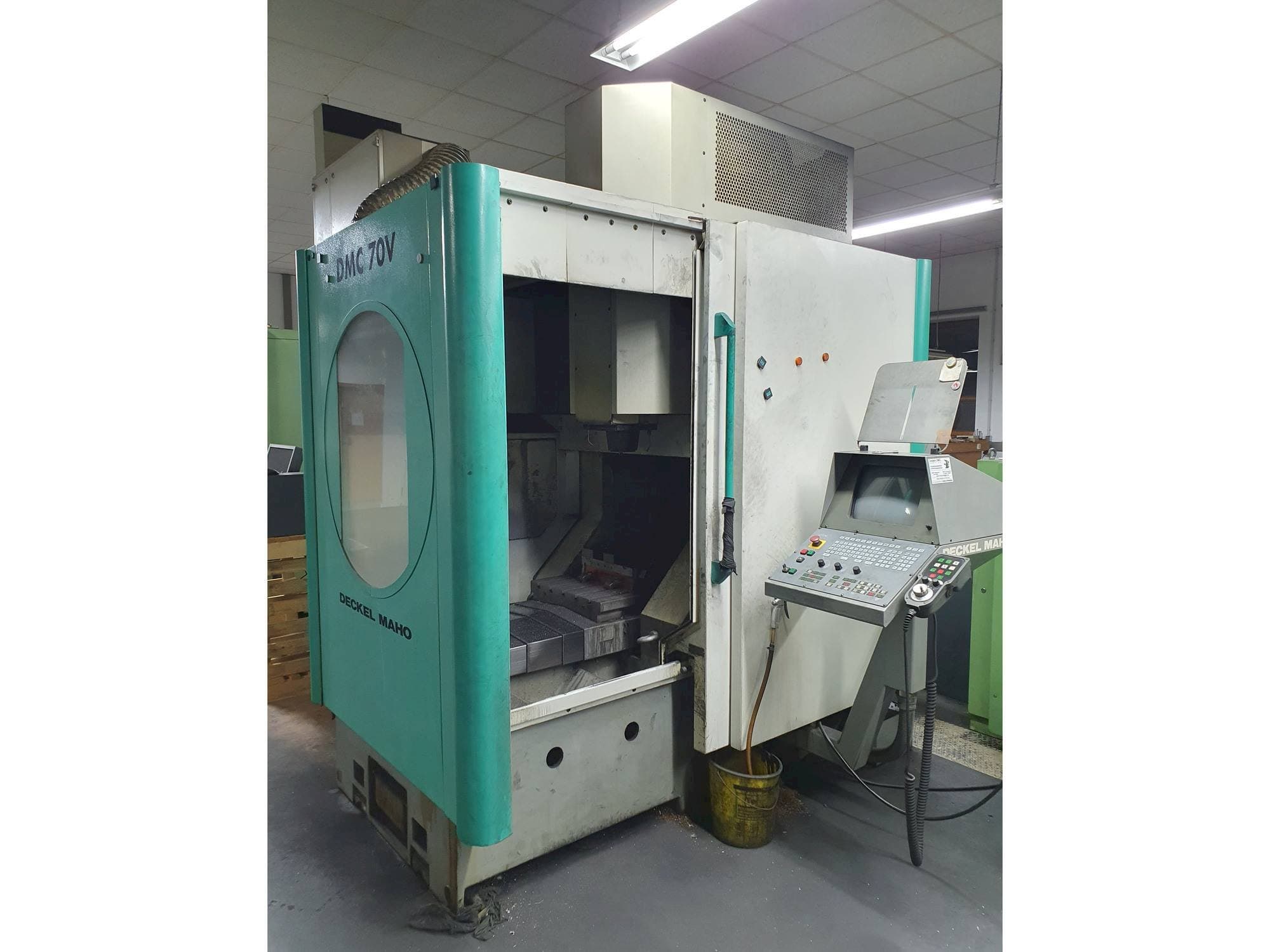 A DMG DMC 70 V gép elölnézete