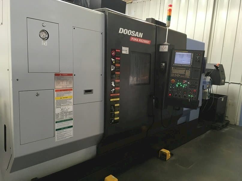 A Doosan Puma MX 2100 ST gép elölnézete