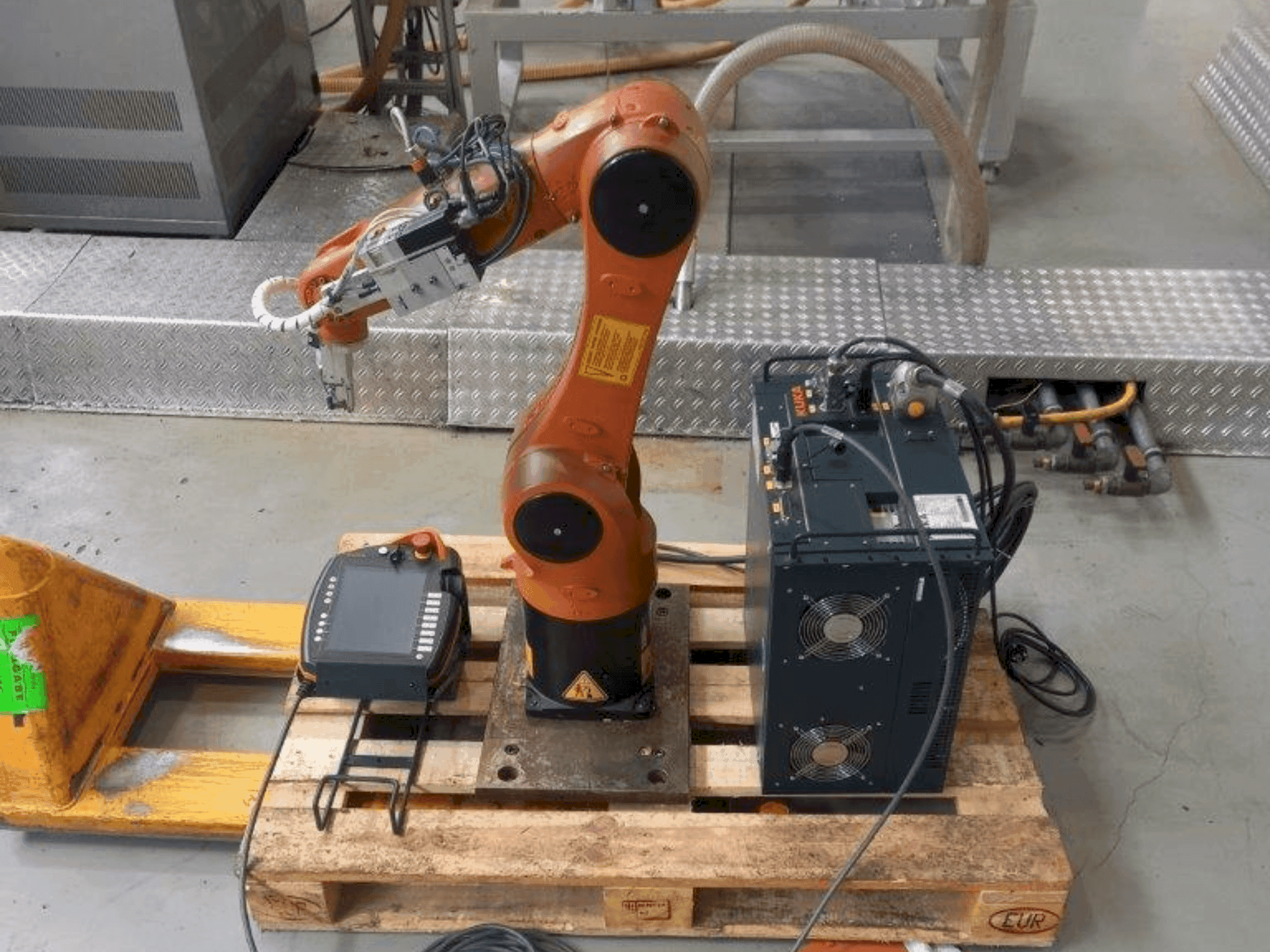 A KUKA KR 6 R900 sixx  gép elölnézete