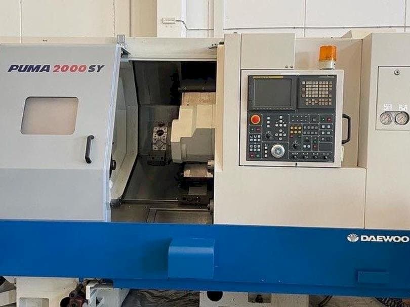 A Doosan Puma 2000SY gép elölnézete