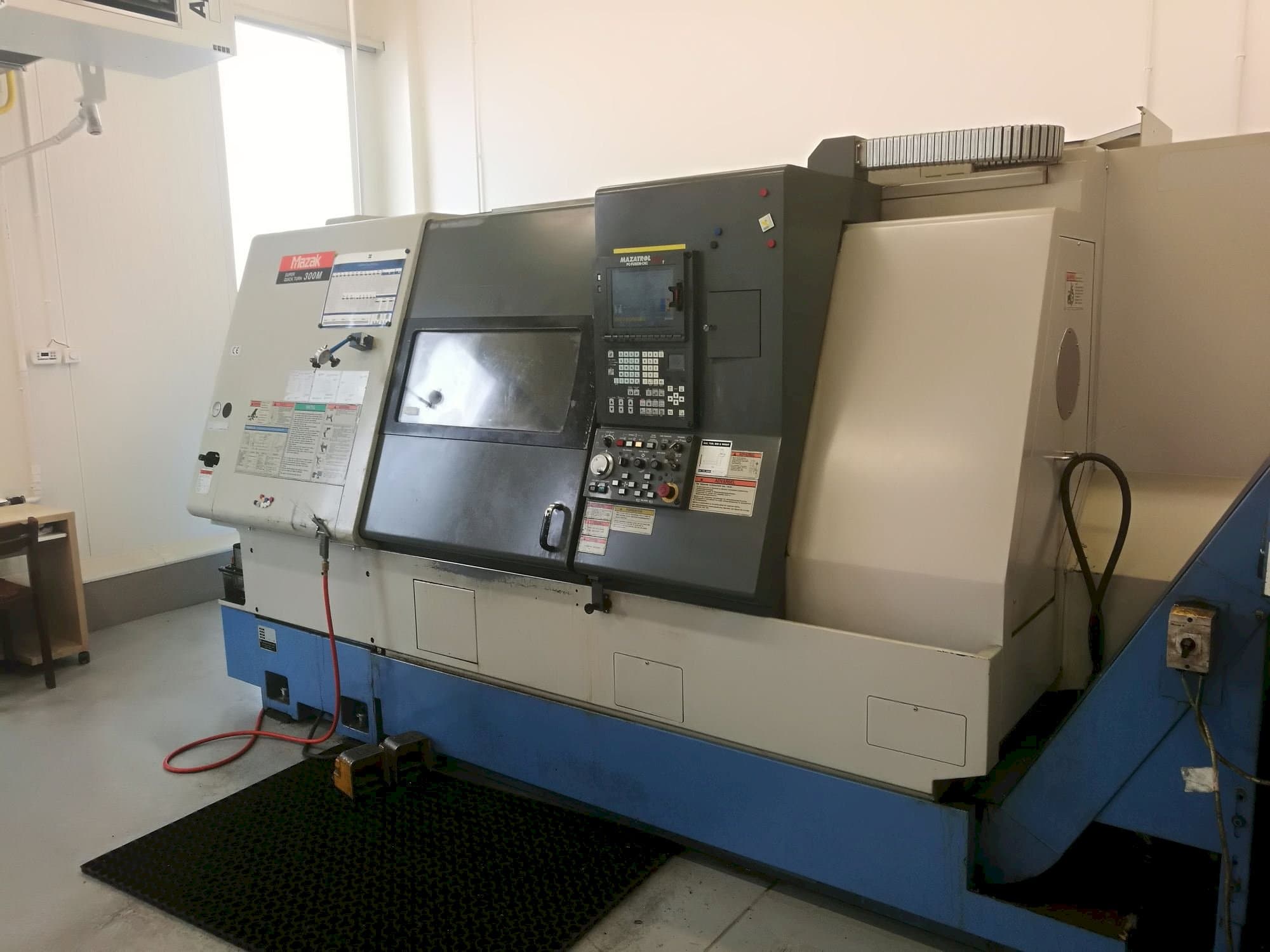 A Mazak SQT-300M gép elölnézete