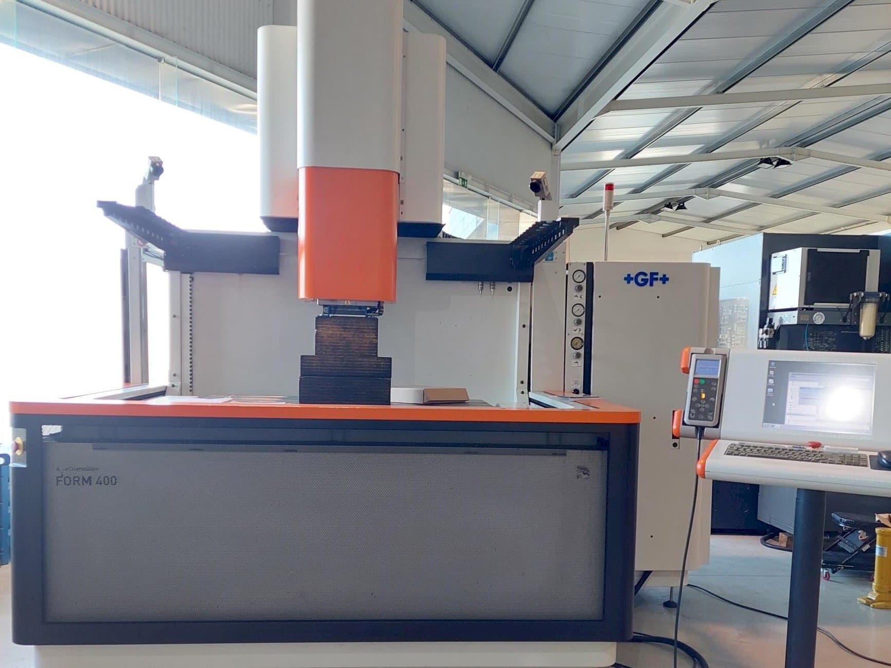 A AgieCharmilles FORM 400 gép elölnézete