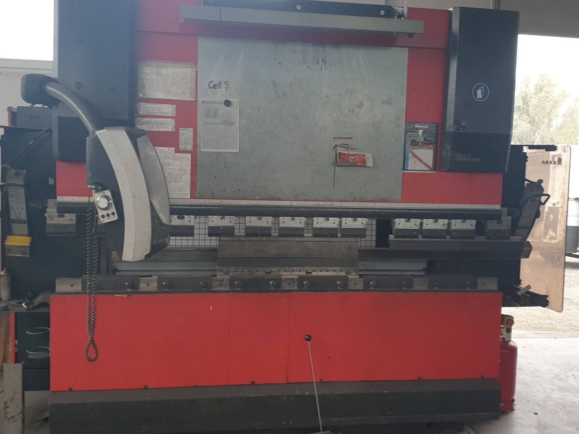 A AMADA HFE 8025/7 gép elölnézete