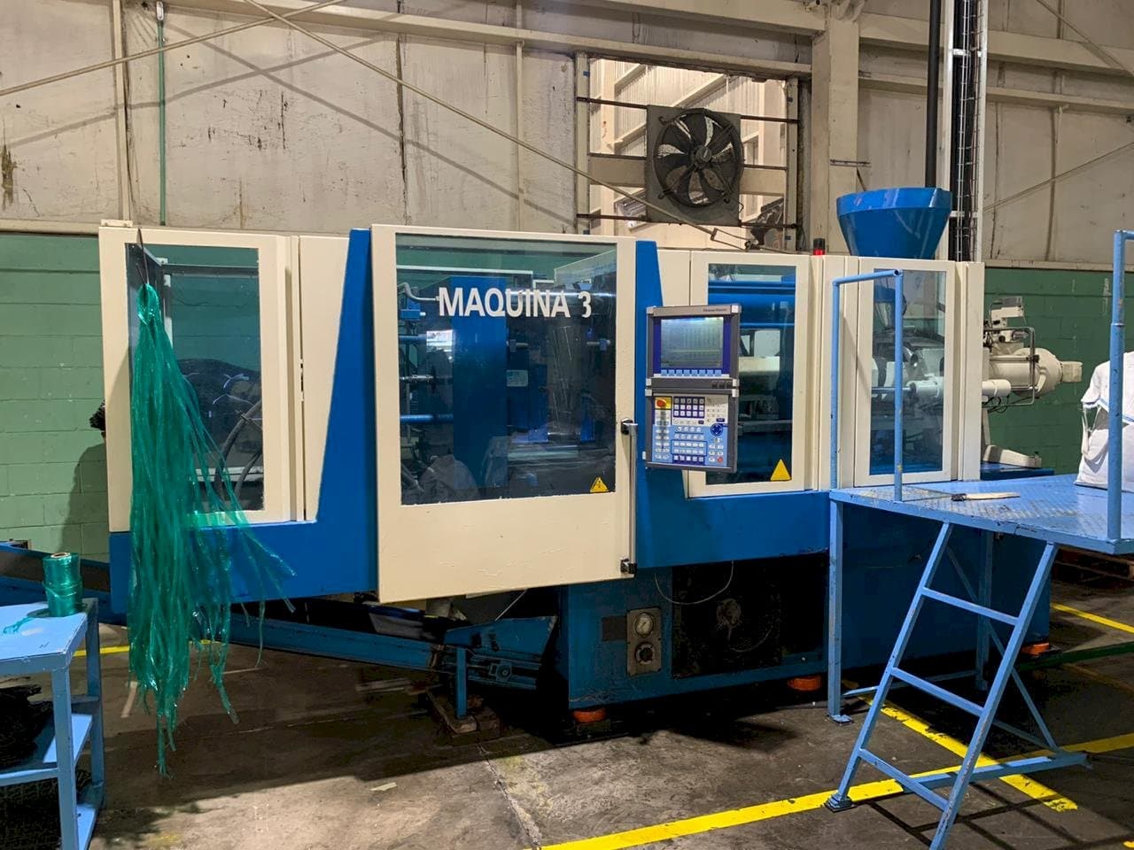 A Krauss Maffei 160/750 CX gép elölnézete