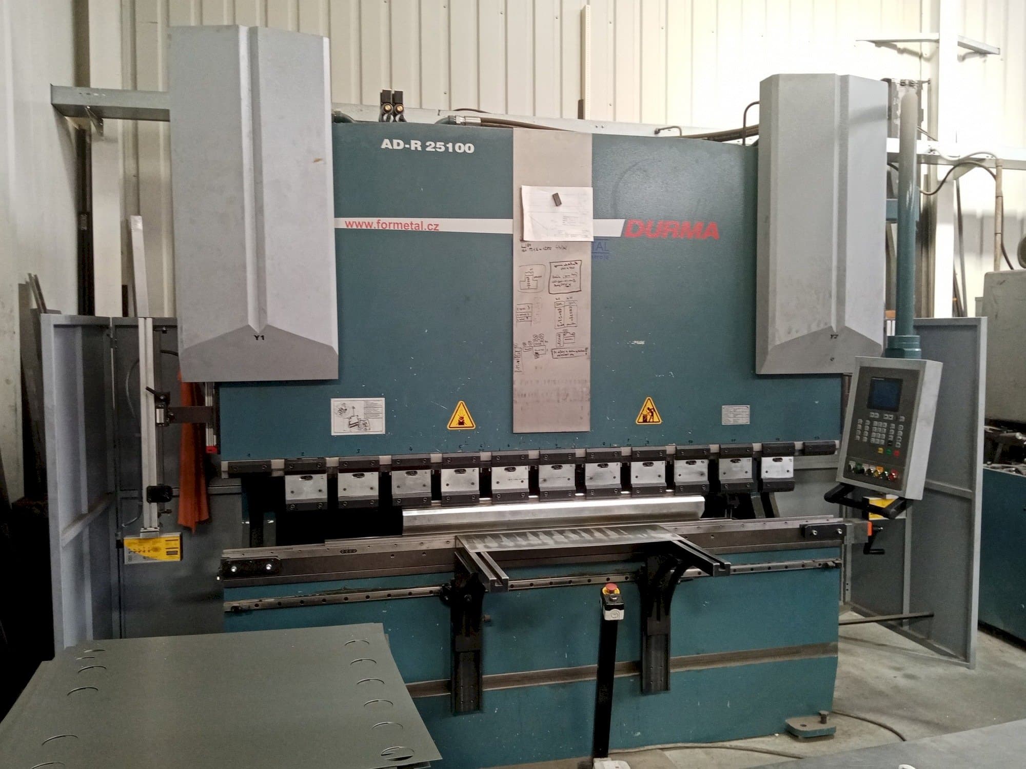 A Durma AD-R 25100 gép elölnézete