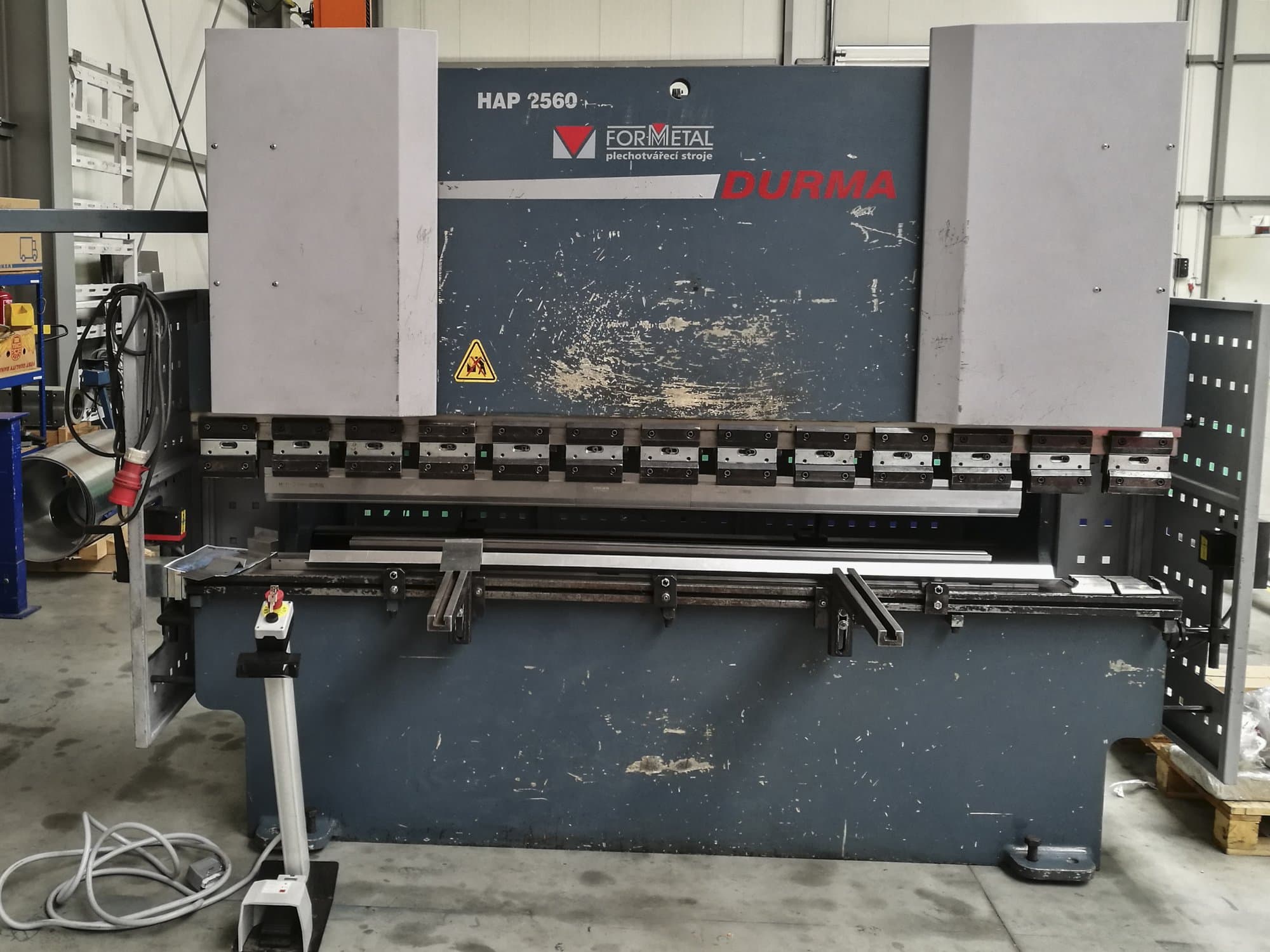 A Durma HAP 2560 gép elölnézete
