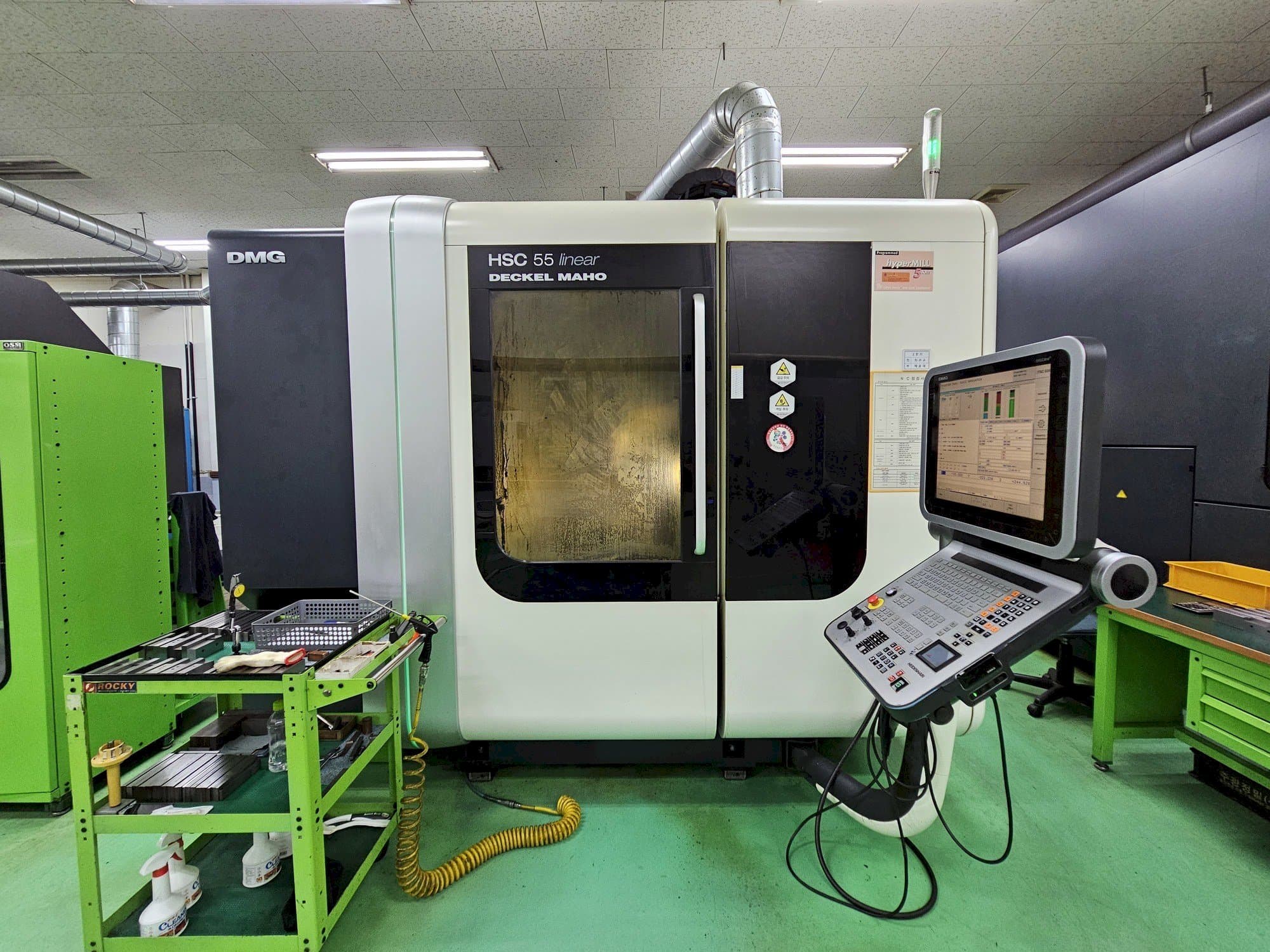 A DECKEL MAHO HSC 55 linear gép elölnézete