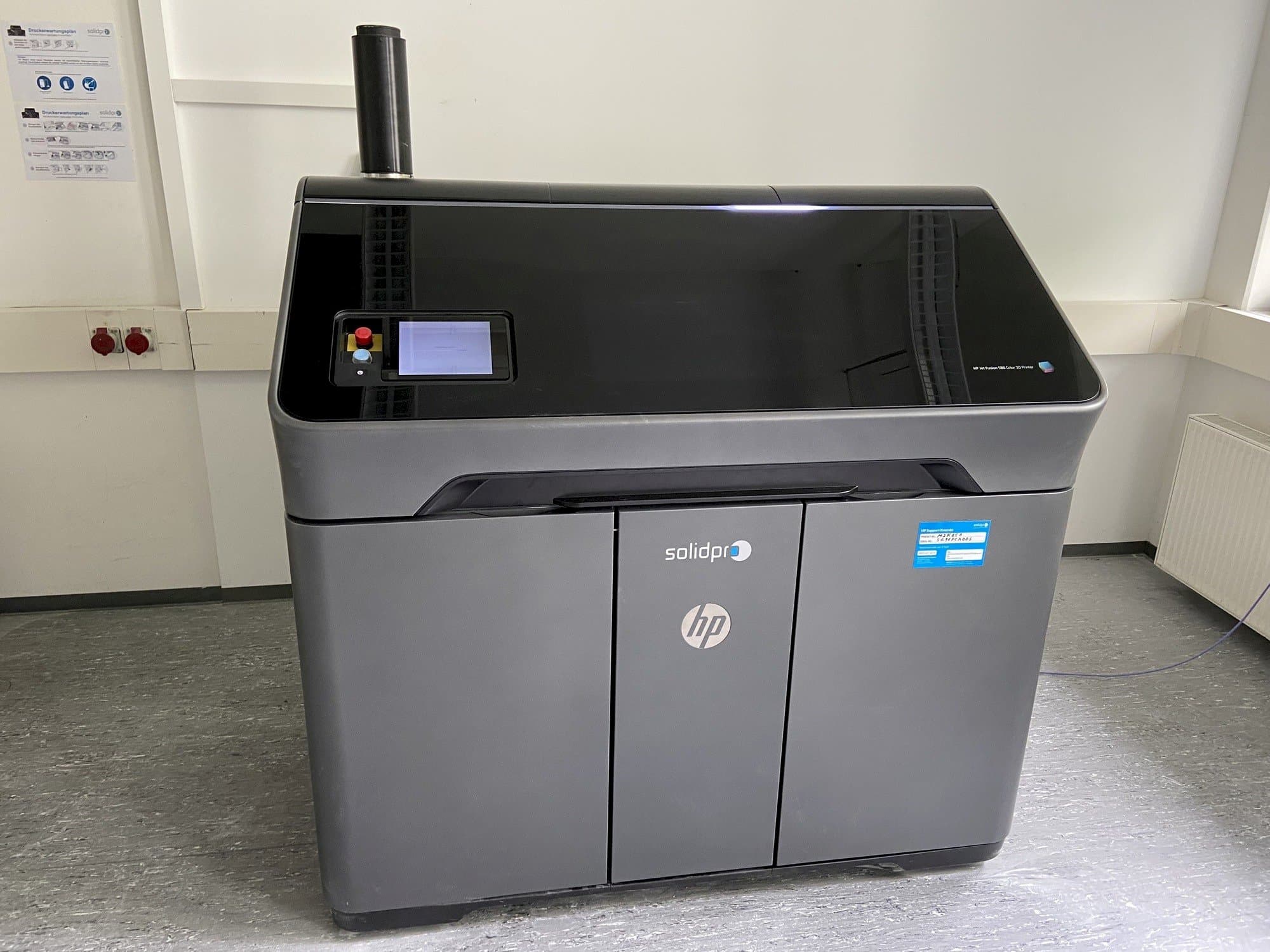A HP Jet Fusion 580 Color 3D printer  gép elölnézete