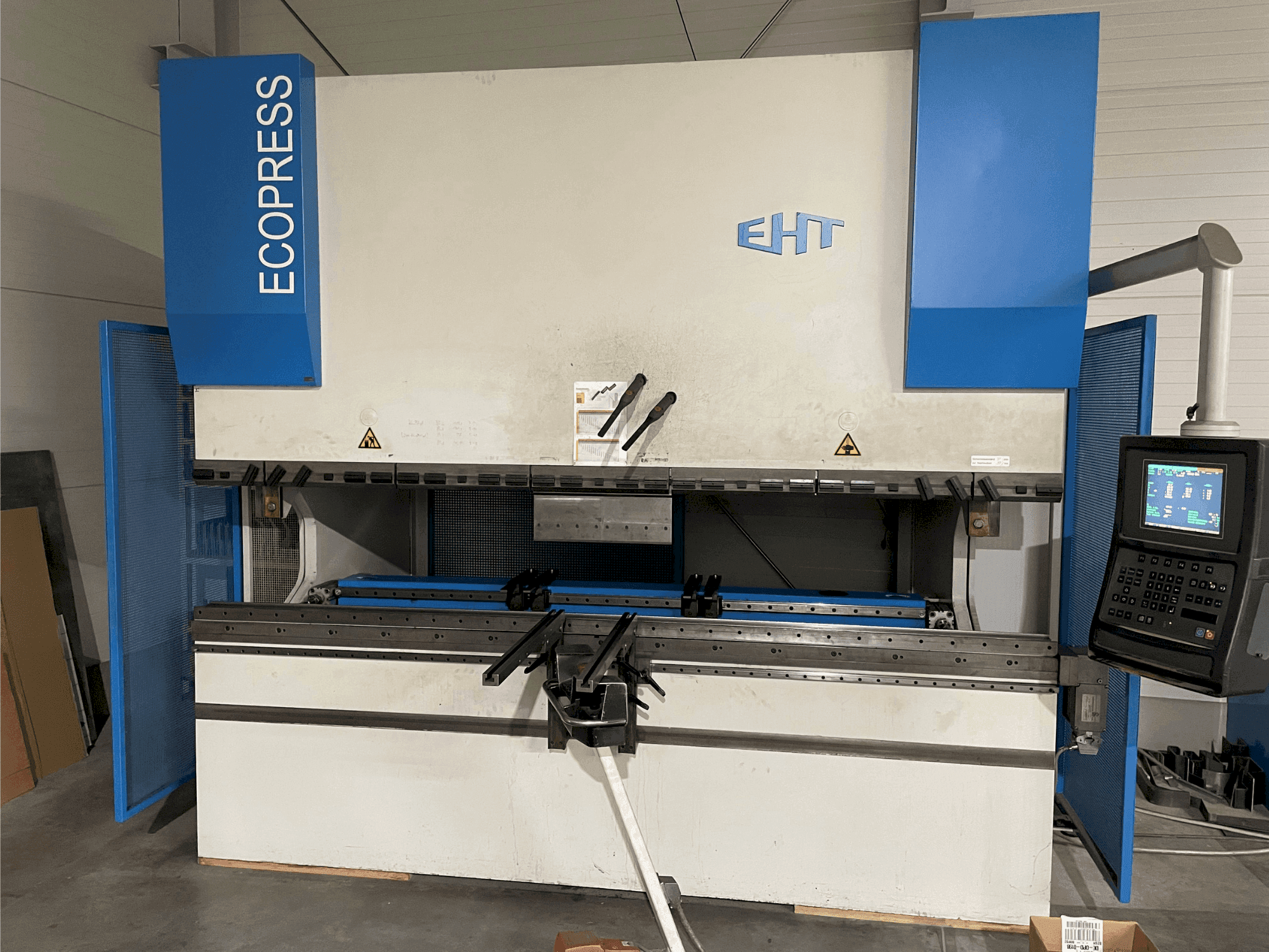 A EHT Ecopress 135-30 gép elölnézete