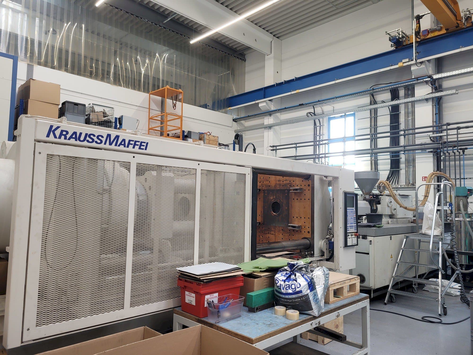 A Krauss Maffei 650-4350BM-MC4 gép elölnézete