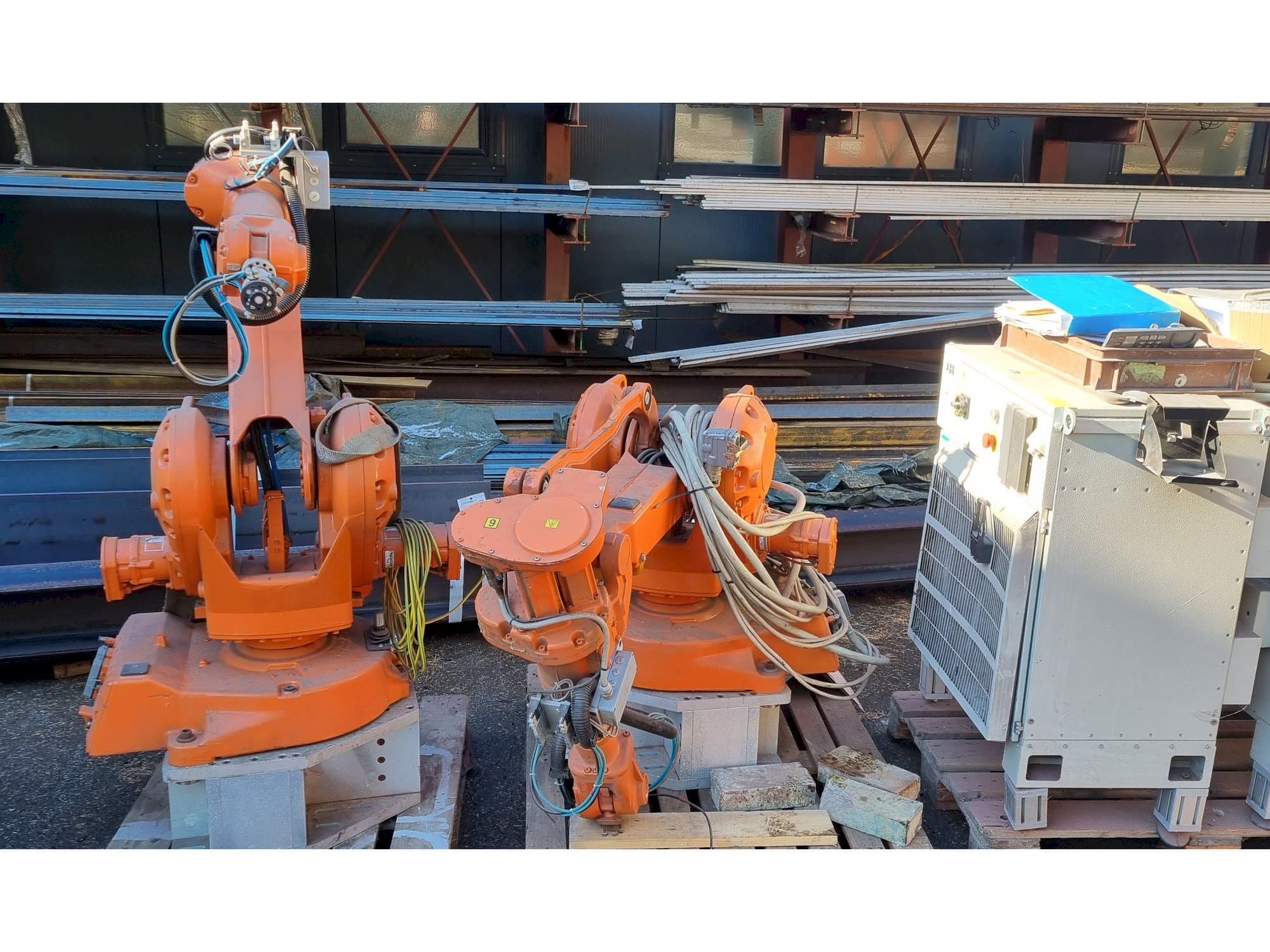 A ABB IRB2400 M2000 gép elölnézete