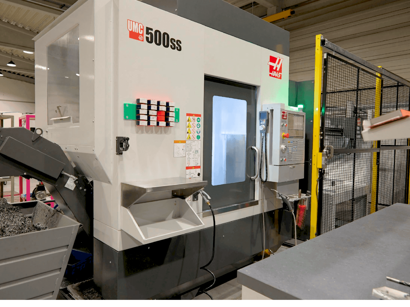 A HAAS UMC 500-SS MIT APL gép elölnézete