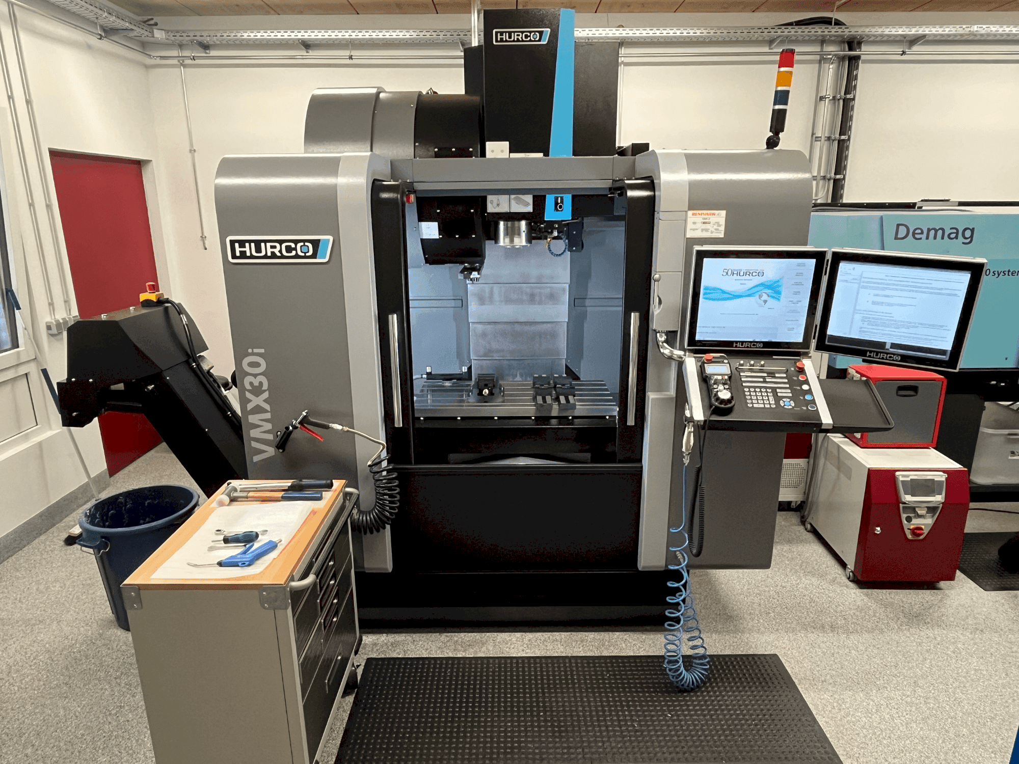 A Hurco VMX30i gép elölnézete