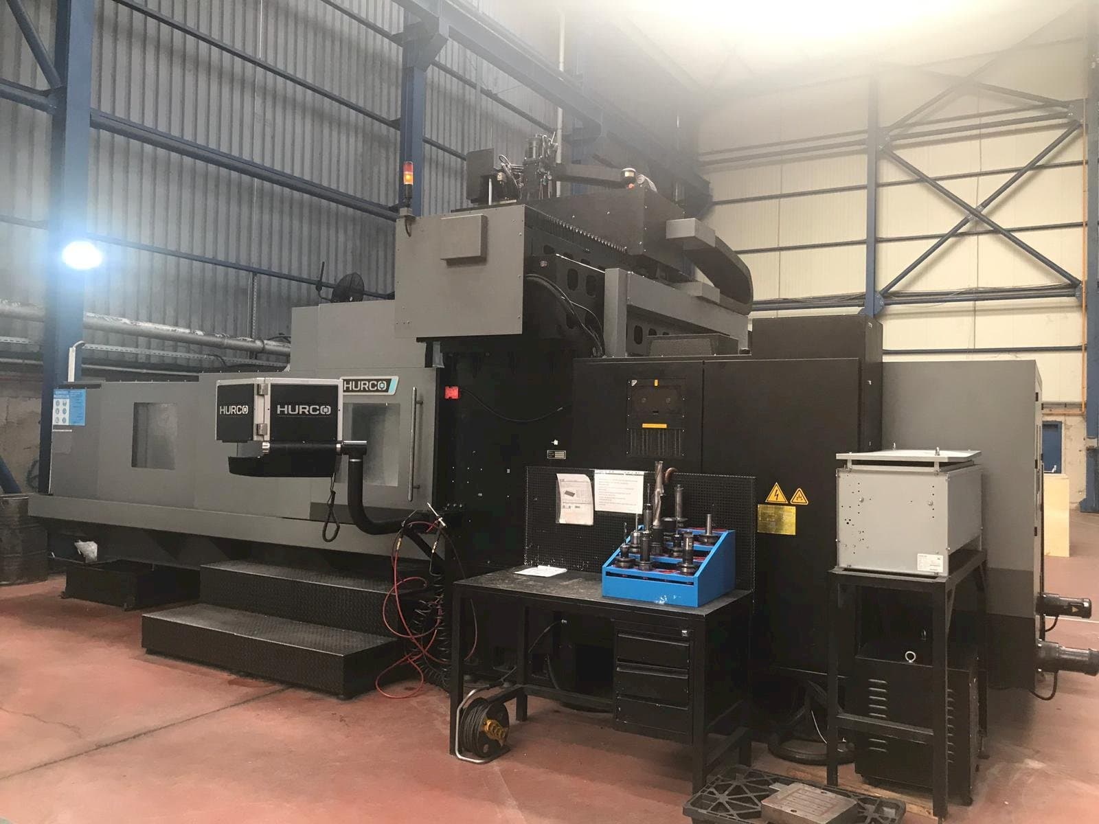 A Hurco DCX 32i gép elölnézete